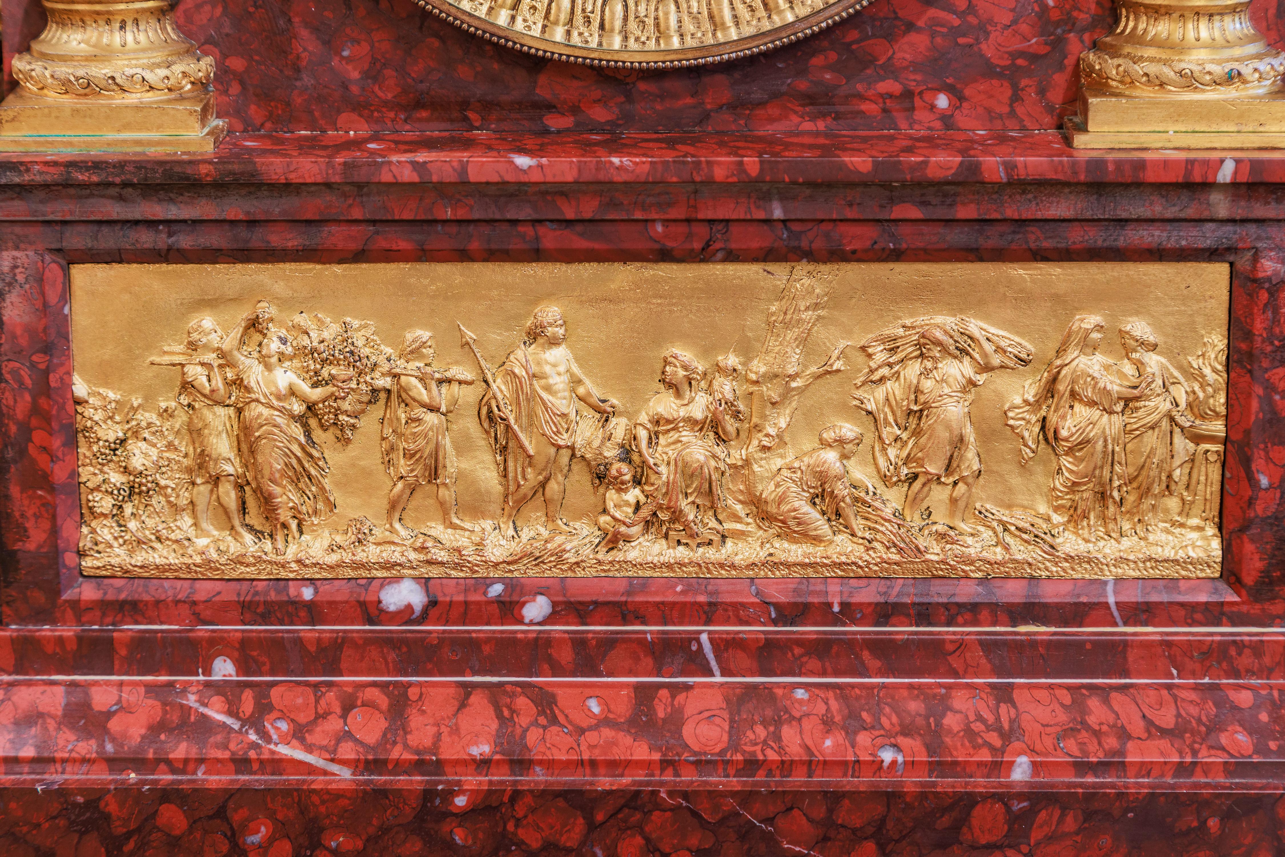 Ein feines französisches Uhrenset aus rotem Marmor und vergoldeter Bronze aus dem 19. (Louis XV.) im Angebot