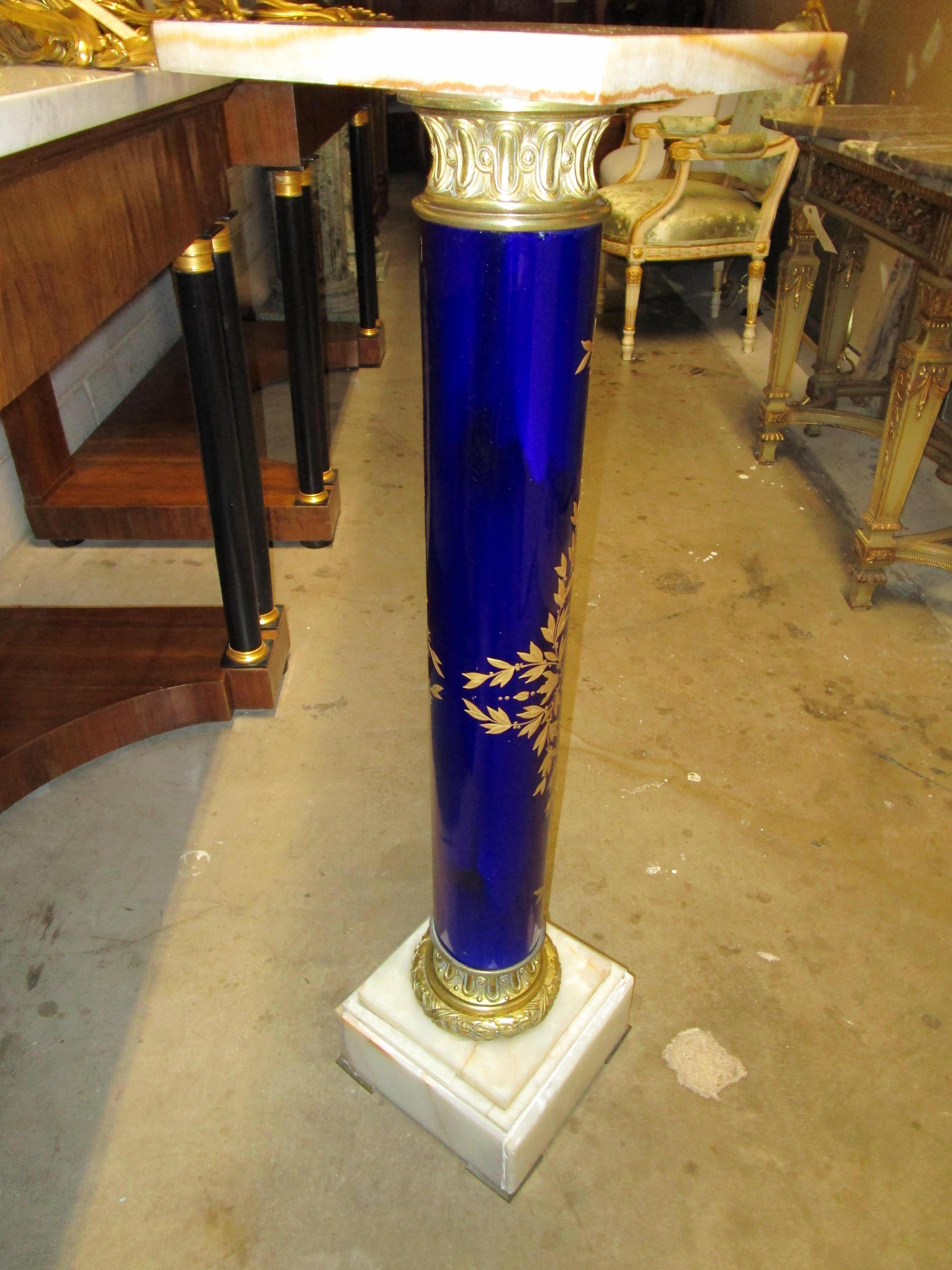 Fine 19th Century French Sevre's Porcelain and Onyx Pedestal Hand Painted In Good Condition For Sale In Dallas, TX