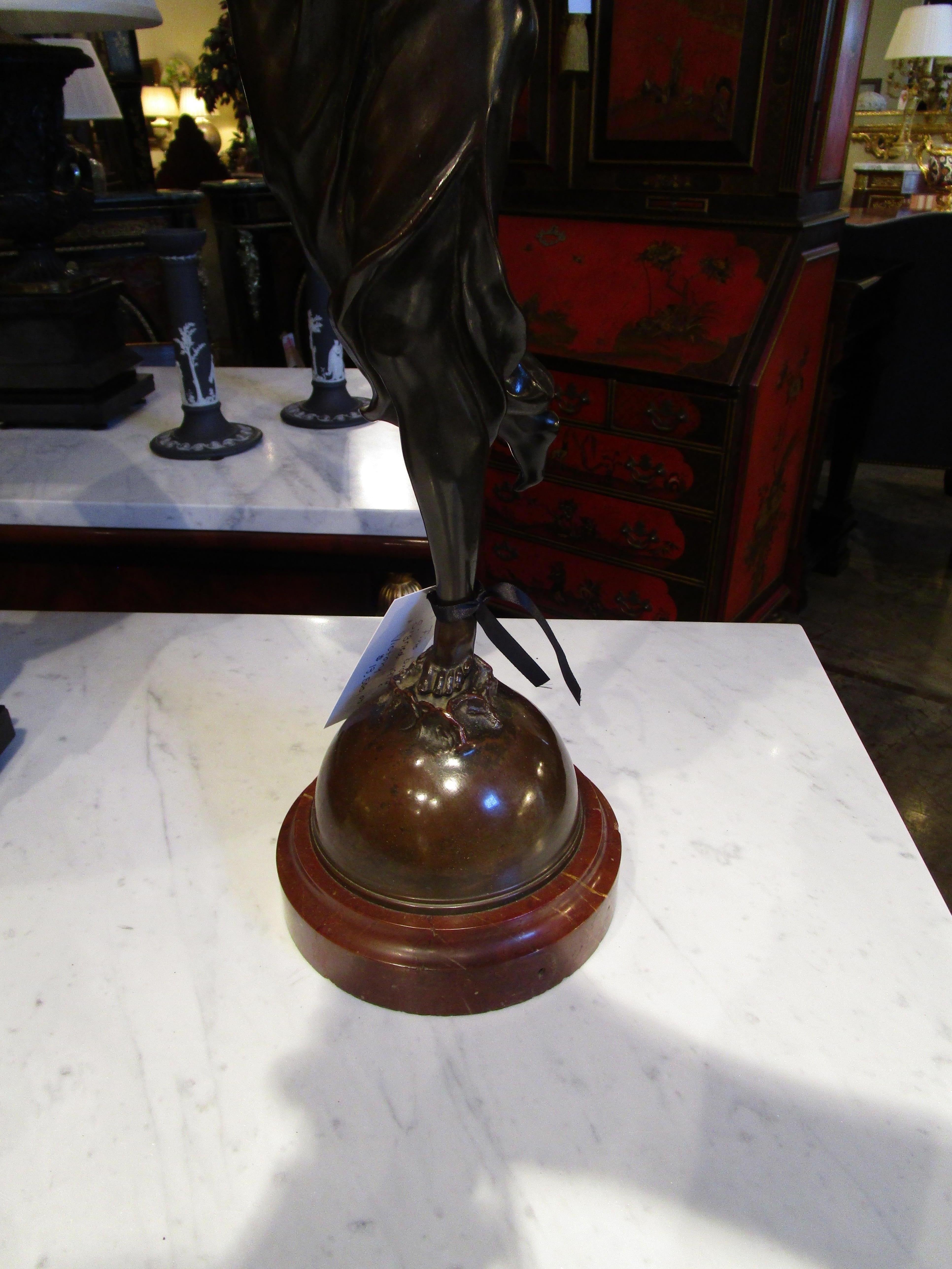 Romain classique Un beau bronze français du 19ème siècle signé représentant la victoire. Détails dorés de la parcelle. en vente