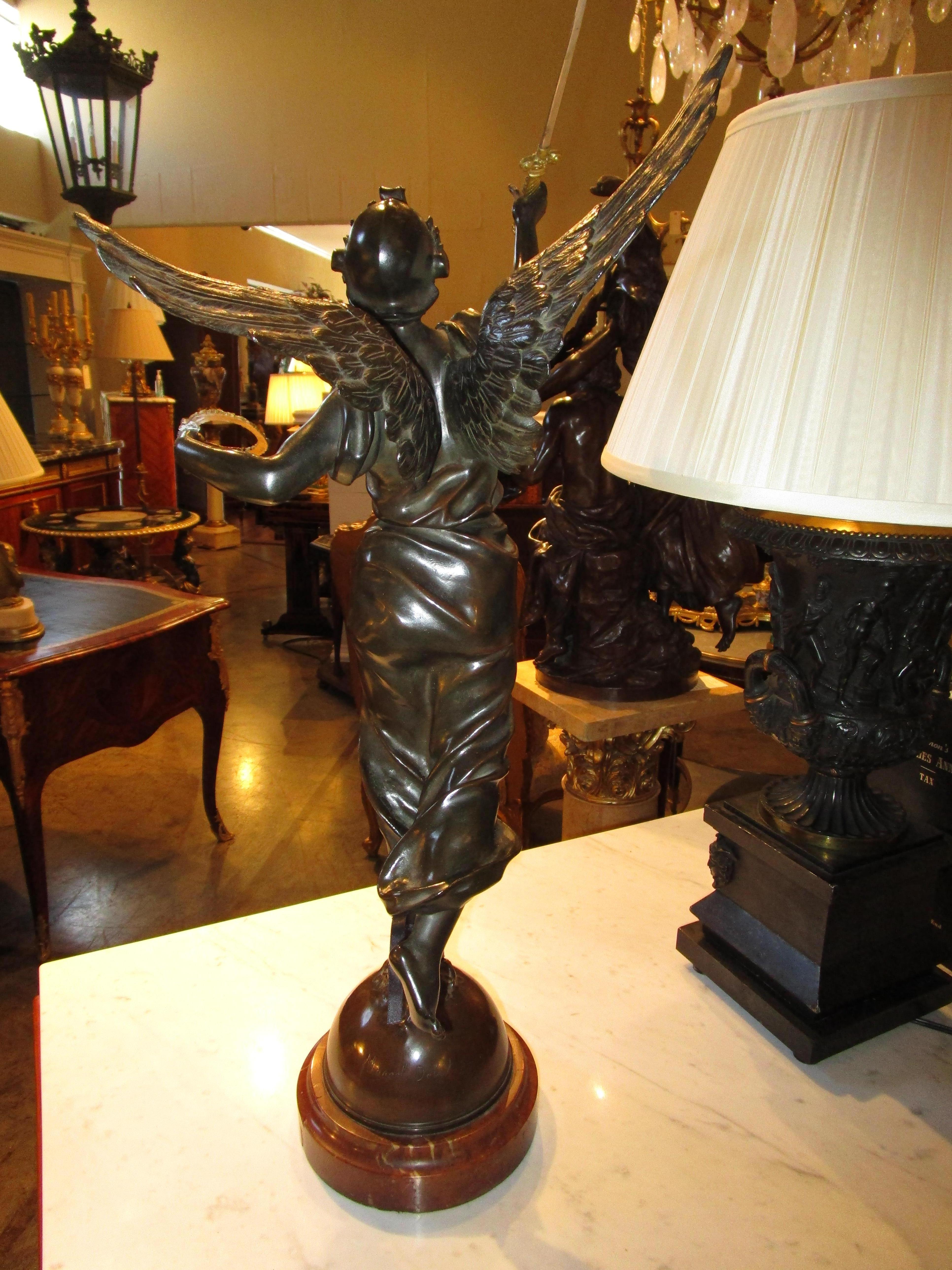 Un beau bronze français du 19ème siècle signé représentant la victoire. Détails dorés de la parcelle. Bon état - En vente à Dallas, TX
