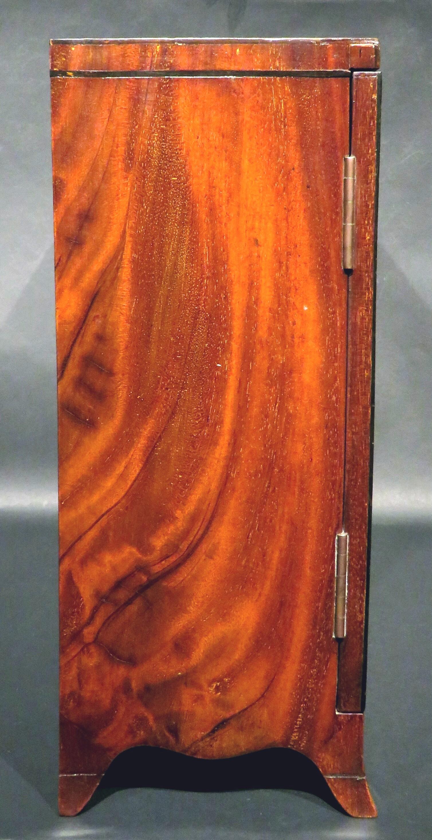 Tantale en acajou incrusté de style géorgien du 19ème siècle, Royaume-Uni, vers 1860 Bon état - En vente à Ottawa, Ontario
