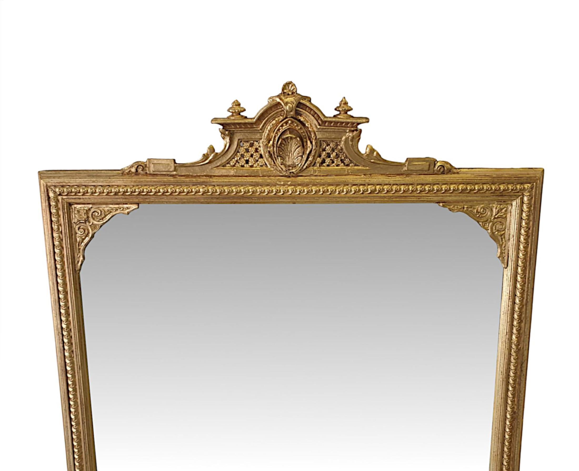 Miroir de cheminée en bois doré du XIXe siècle. La plaque de verre du miroir est enchâssée dans un superbe cadre de forme rectangulaire en bois doré, mouluré et cannelé, sculpté à la main, avec une bordure en forme d'œuf et de fléchette et des