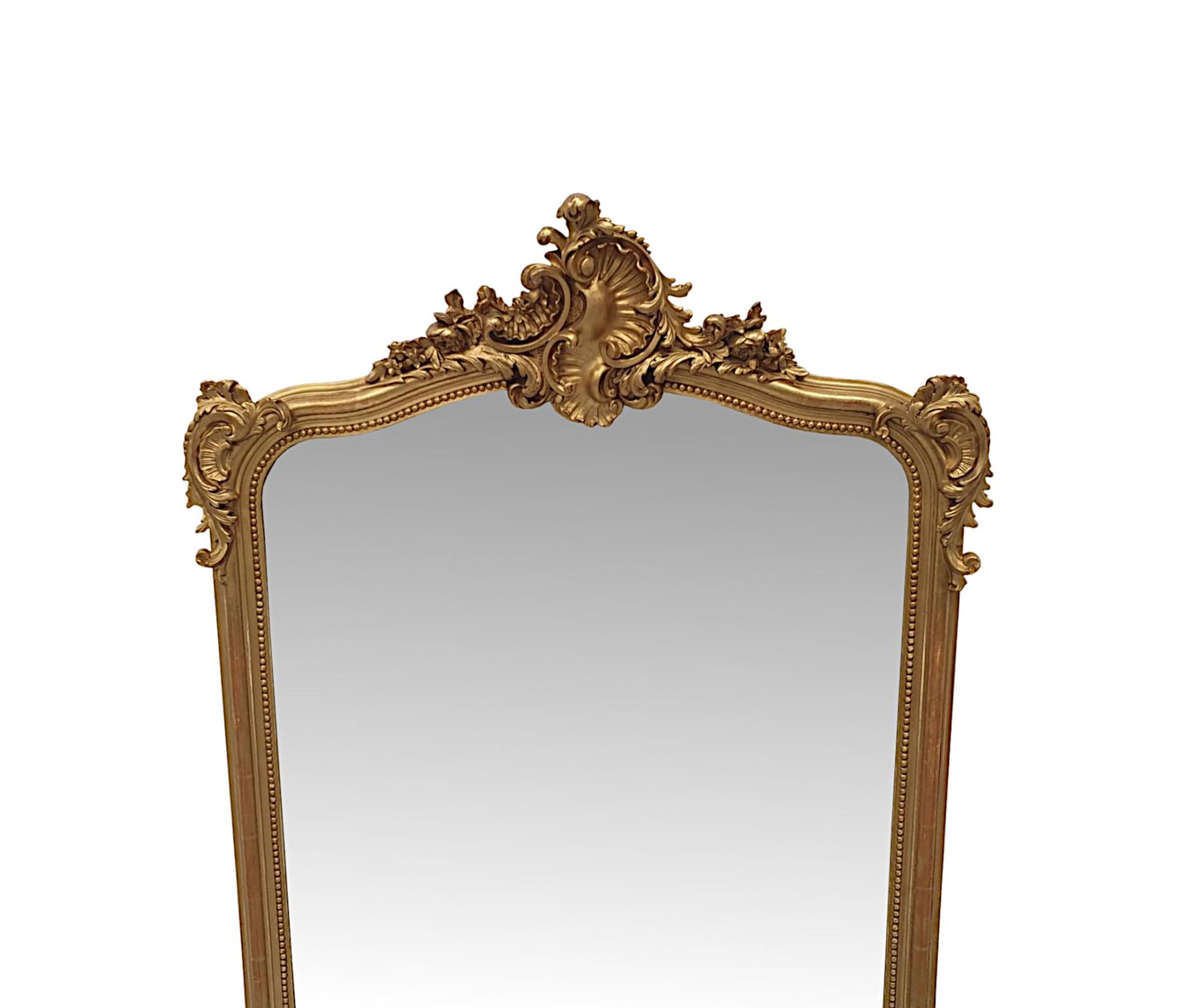 Français Miroir en bois doré ou miroir de salle du 19ème siècle en vente