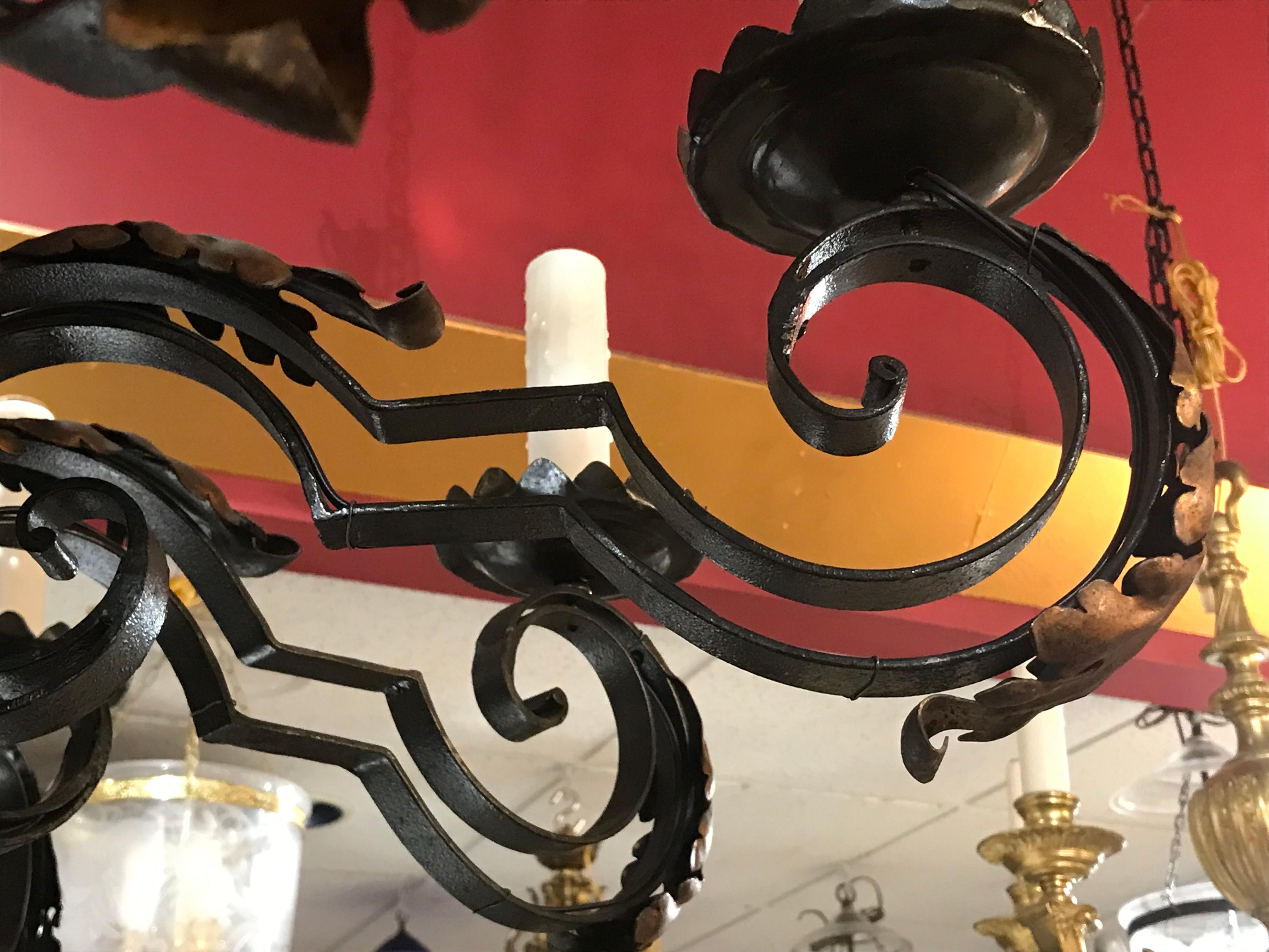 Fer Un beau lustre en fer du 19ème siècle, à l'origine pour des bougies en vente