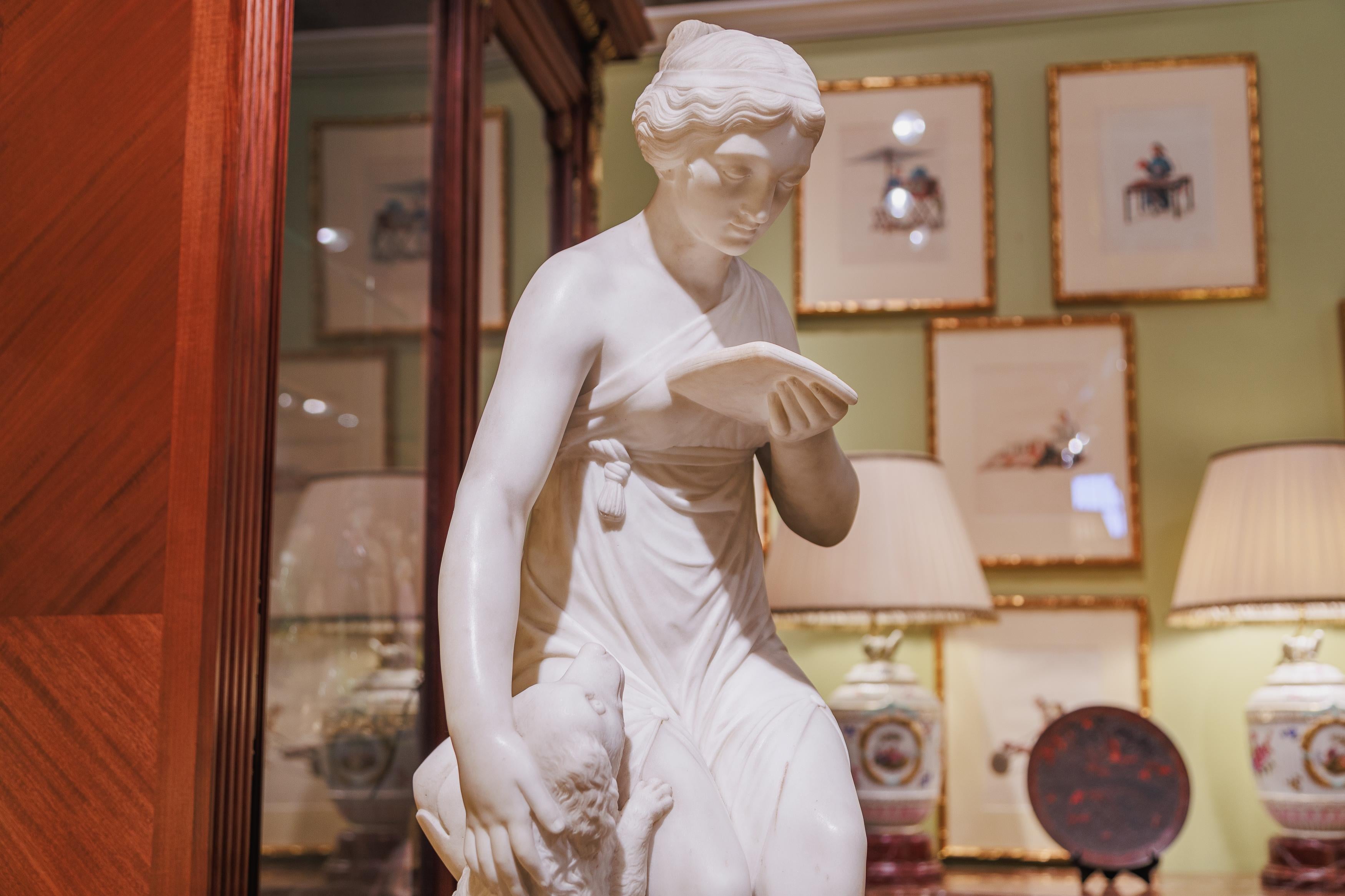Romain classique Belle statue italienne en marbre de Carrera du XIXe siècle représentant une femme avec son chien. en vente