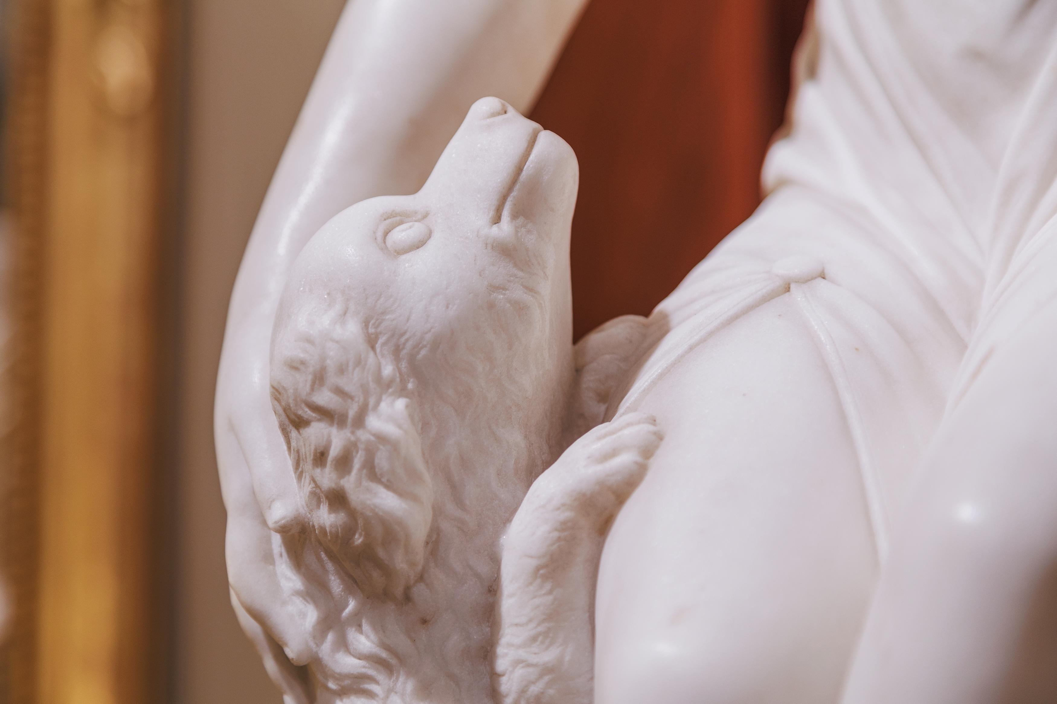 Sculpté à la main Belle statue italienne en marbre de Carrera du XIXe siècle représentant une femme avec son chien. en vente