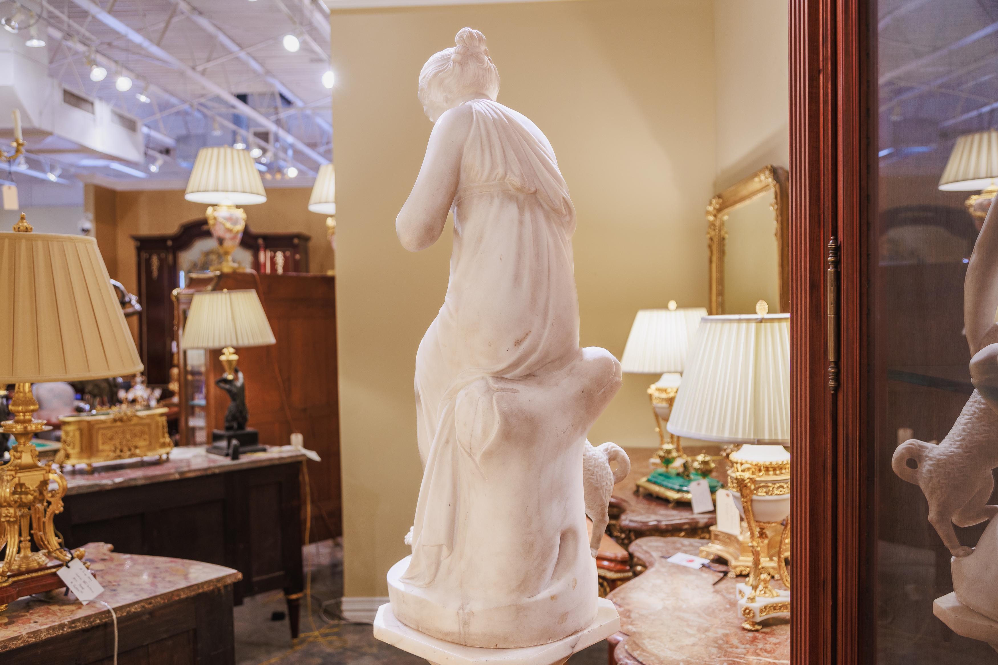 Belle statue italienne en marbre de Carrera du XIXe siècle représentant une femme avec son chien. Bon état - En vente à Dallas, TX