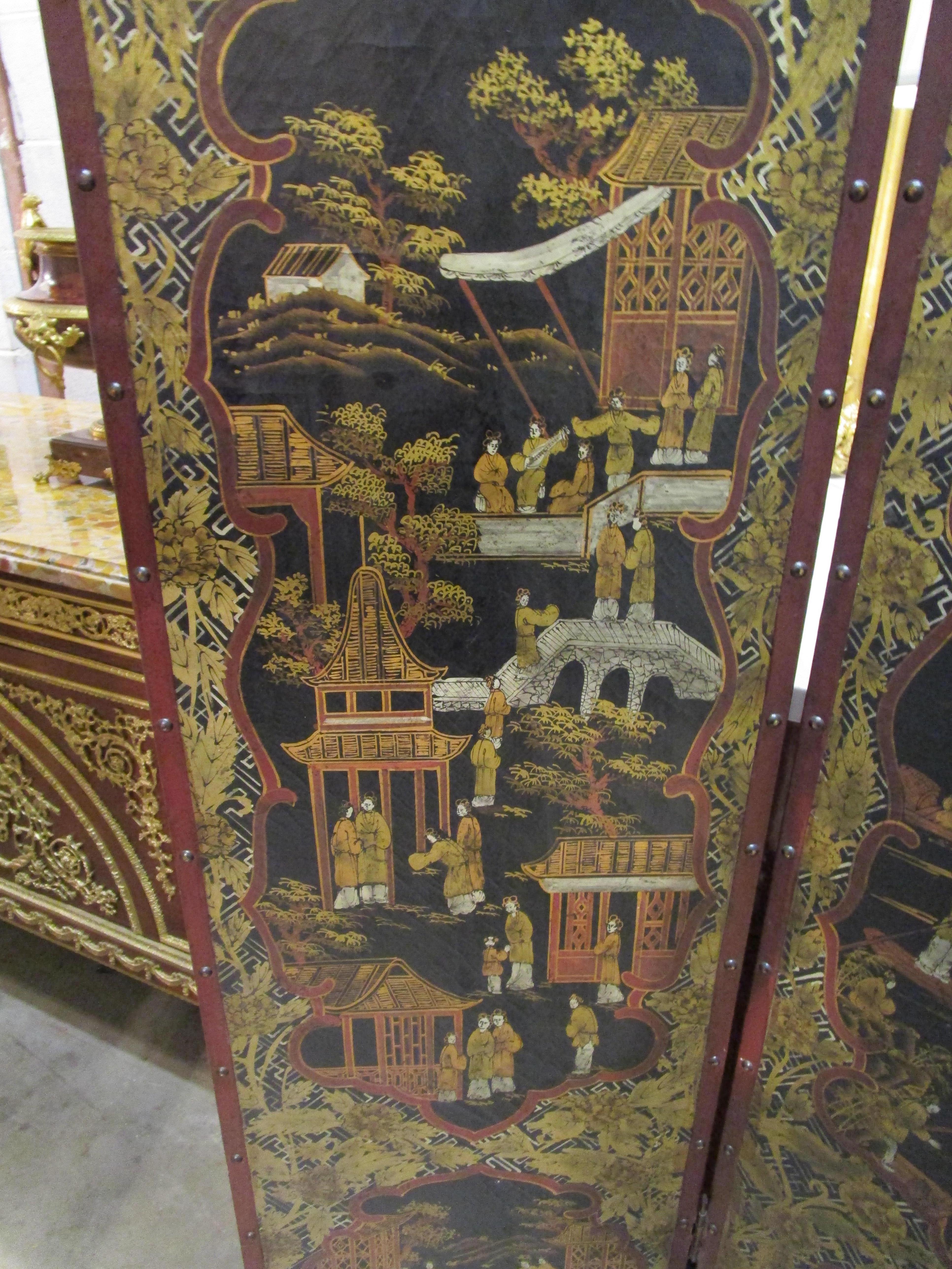 Peint à la main Écran à 4 panneaux peint en cuir de style chinoiserie du 19ème siècle en vente