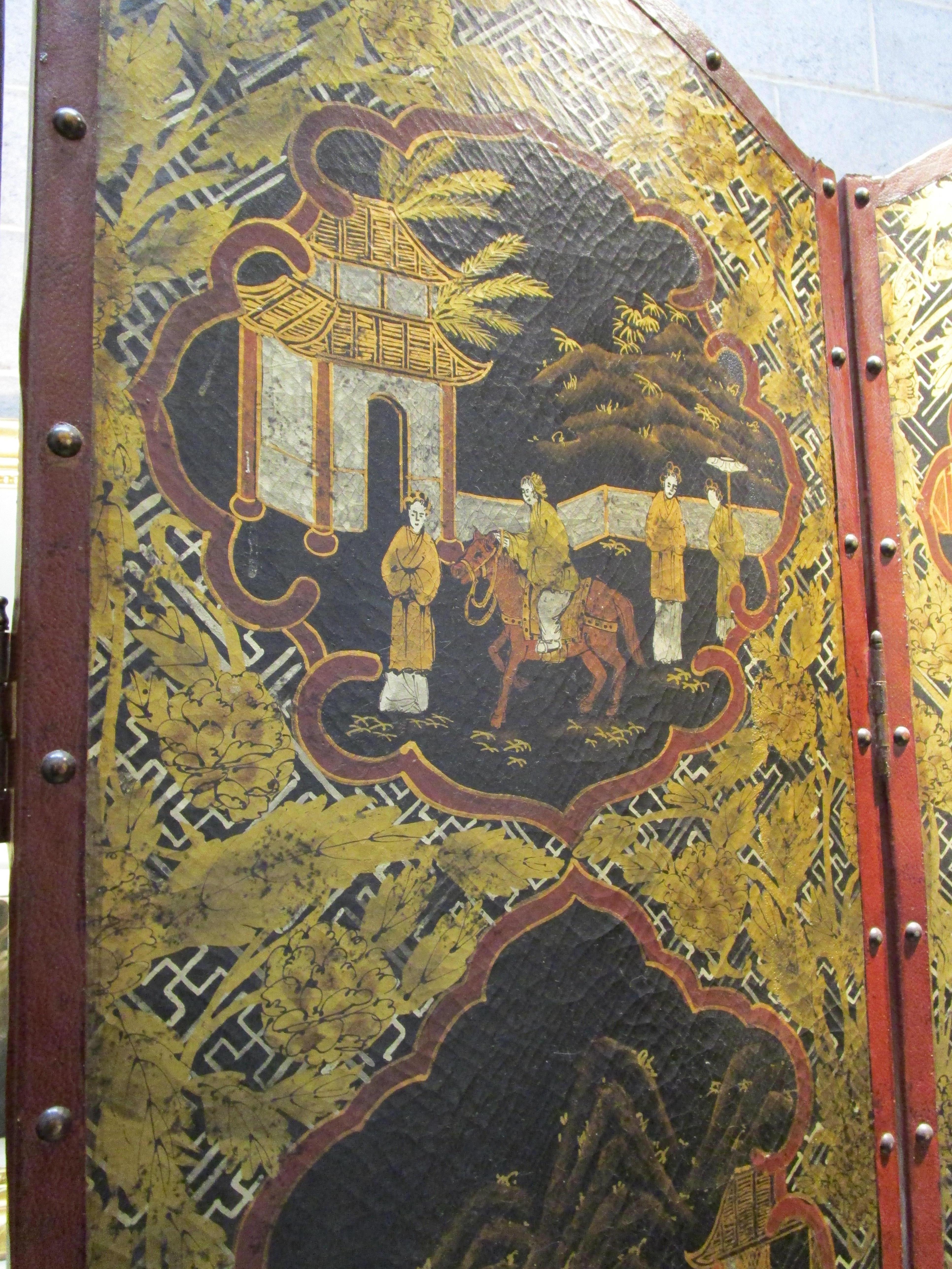 XIXe siècle Écran à 4 panneaux peint en cuir de style chinoiserie du 19ème siècle en vente