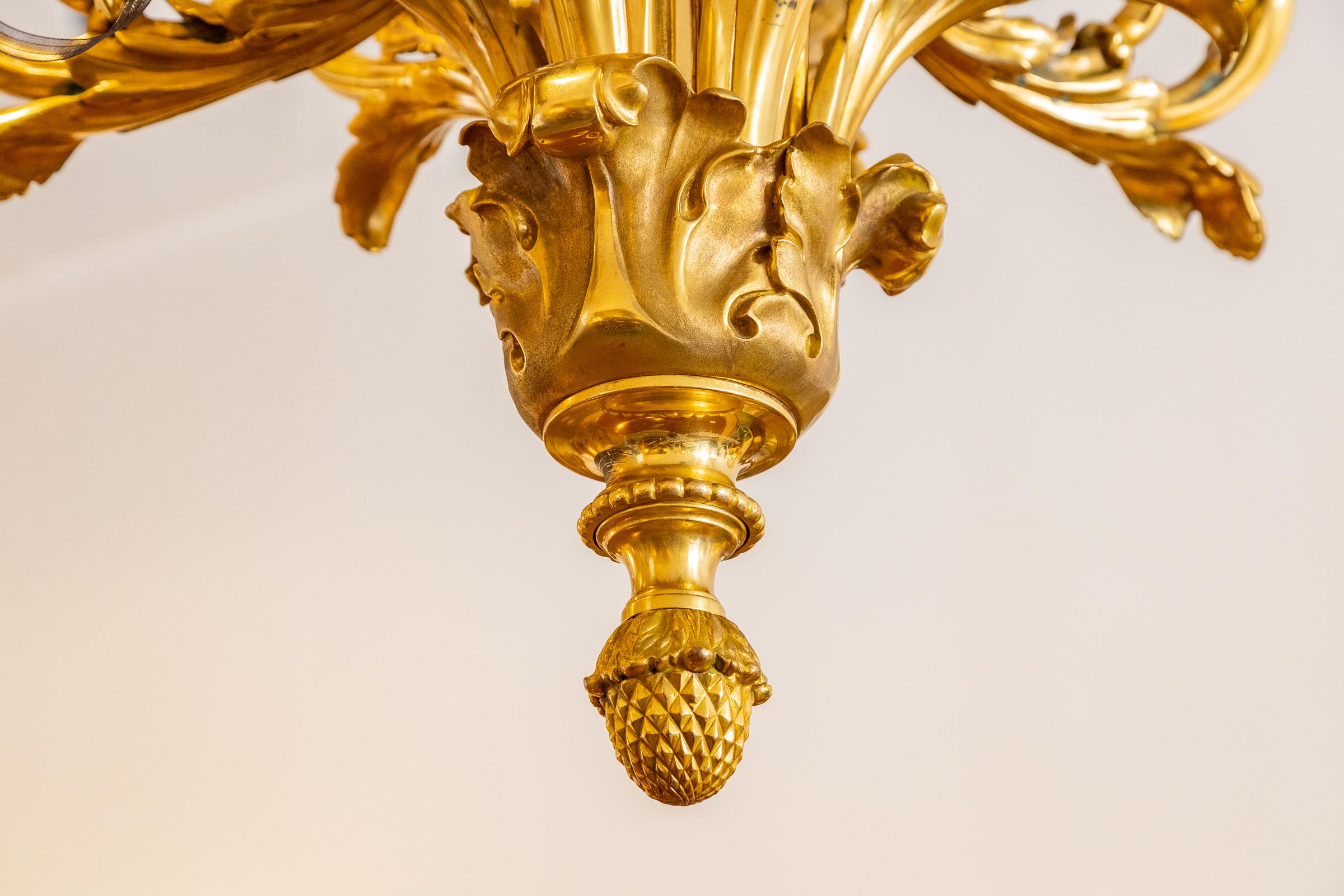 Großer Kronleuchter aus vergoldeter Bronze im Louis-XVI-Stil, 19. Jahrhundert im Angebot 2