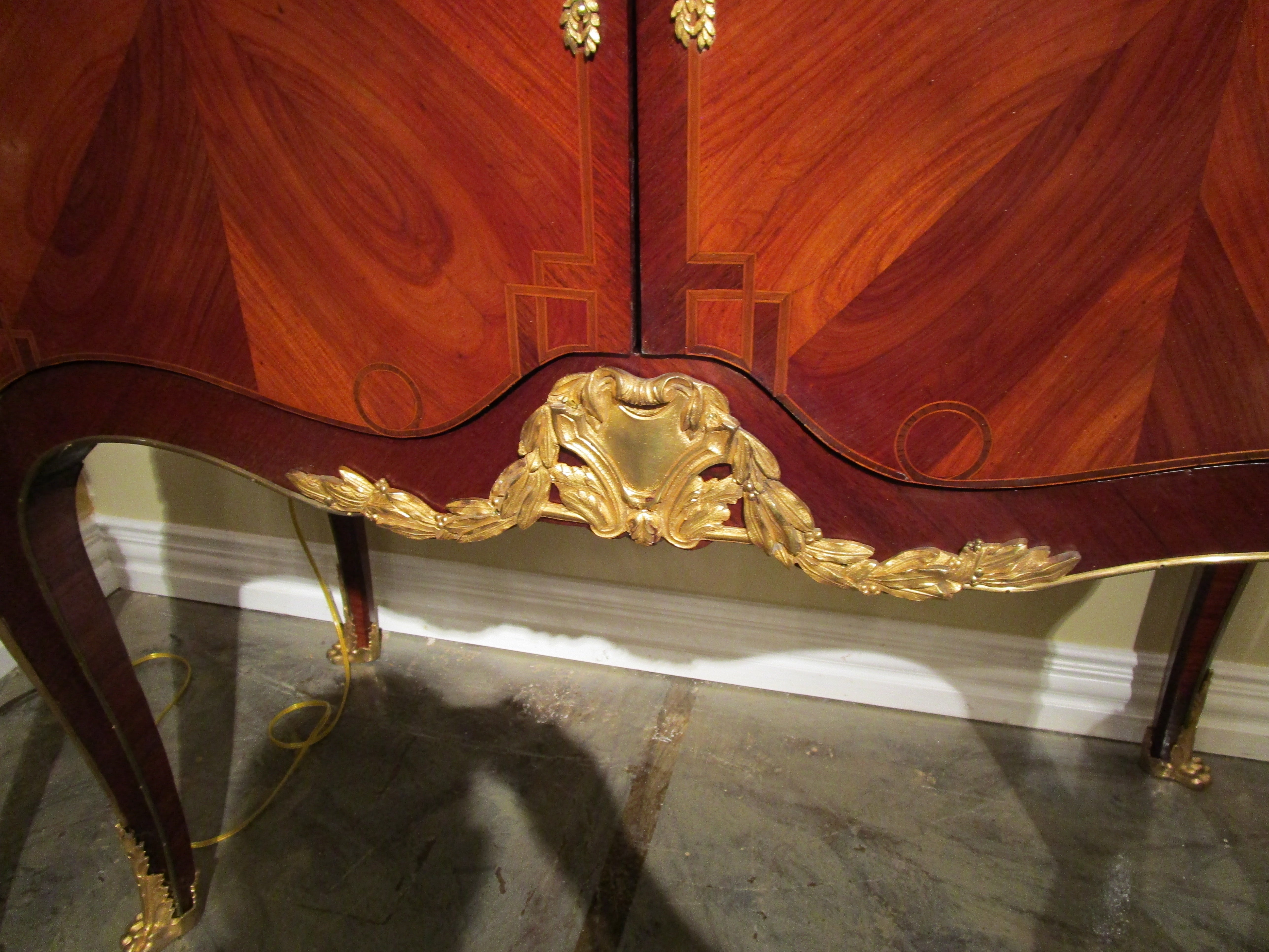 Une belle armoire Louis XVI du 19ème siècle en acajou avec incrustation de bois de satin avec le dessus original en marbre. De fines montures en bronze doré avec un motif de tête de bélier et de beaux pieds. Attribué à Linke