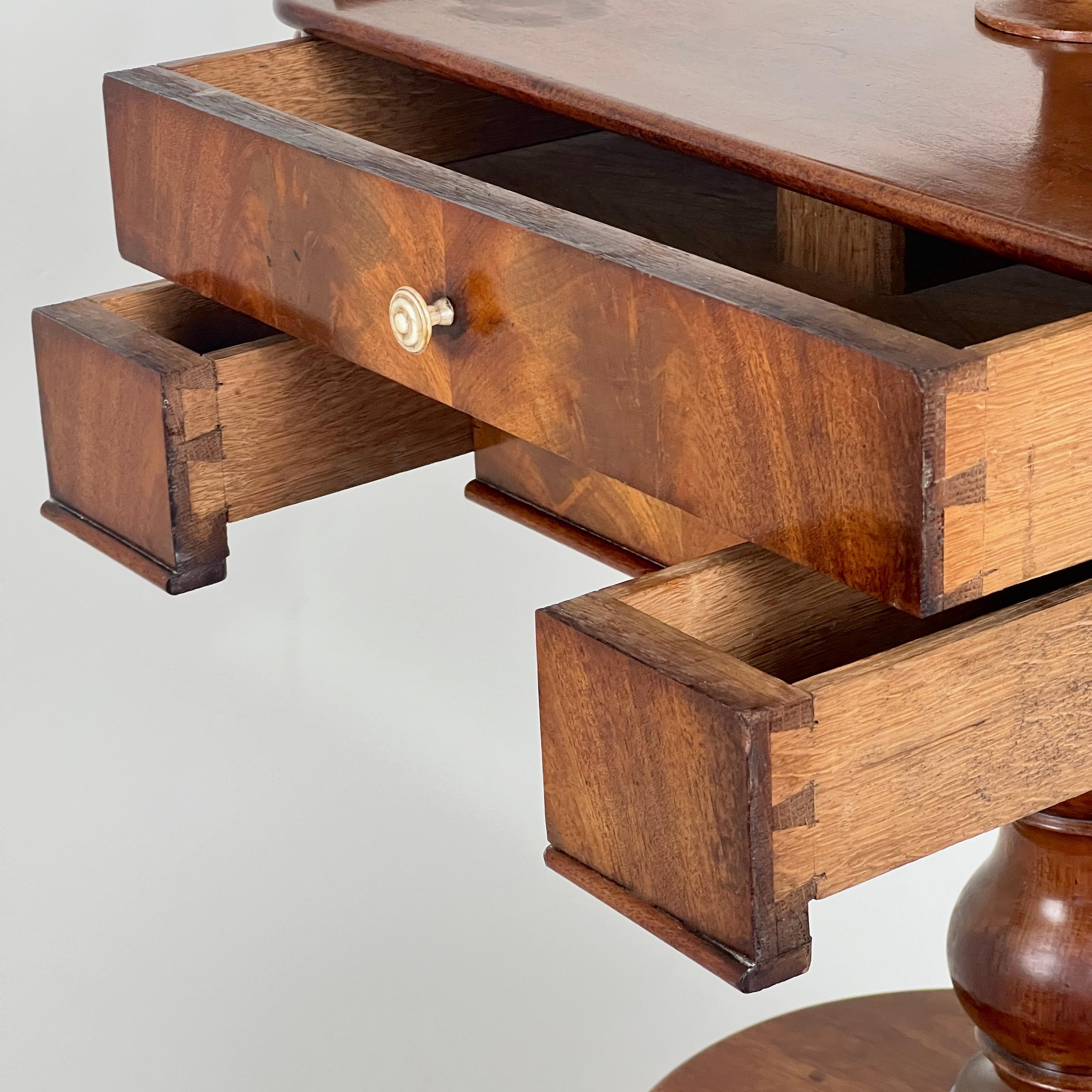 A Fine 19Th Century Mahogany Shaving Stand In Good Condition In London, GB
