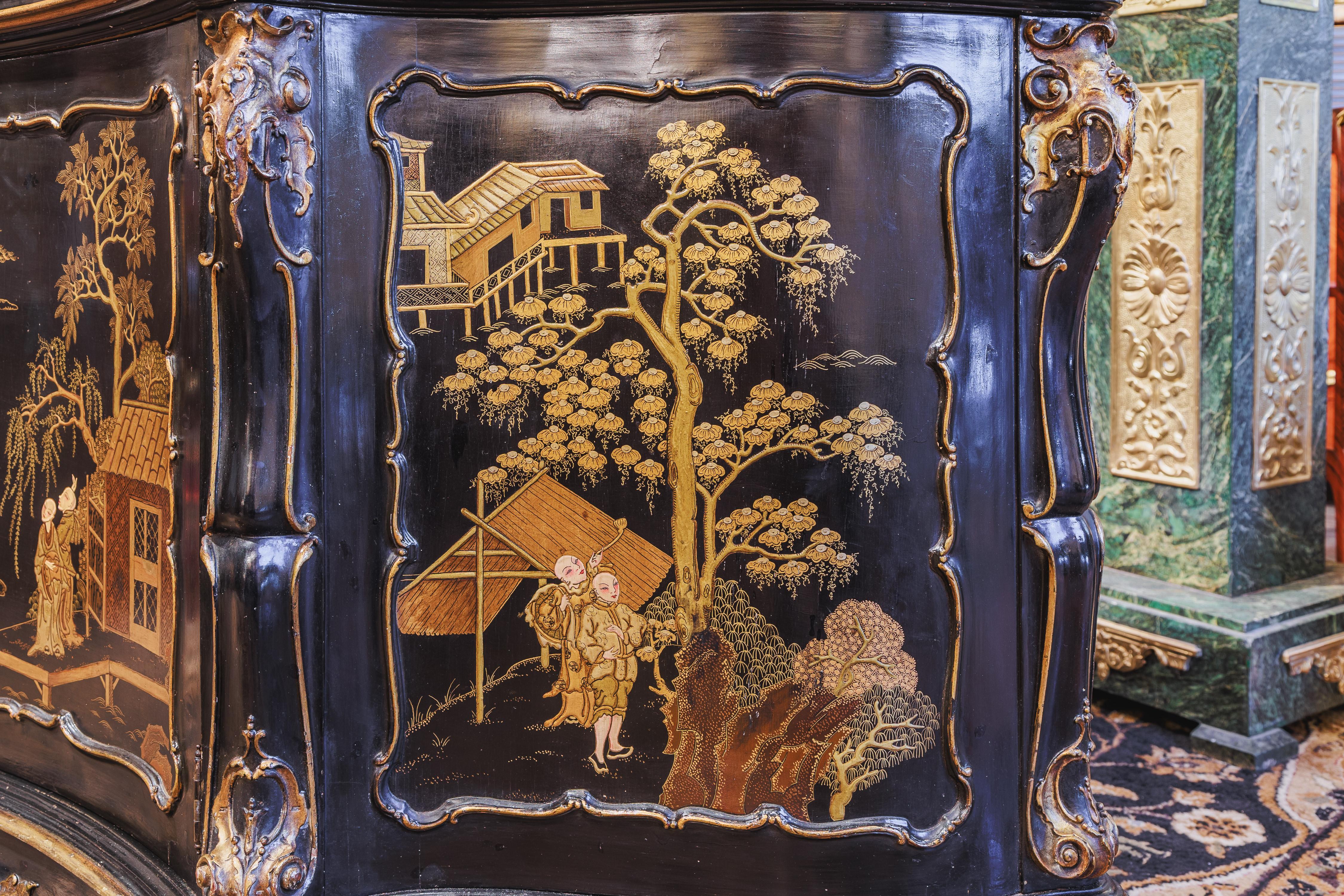 Precioso aparador del siglo XIX con tapa de mármol y decoración Chinoiserie. Asas de bronce en venta 4
