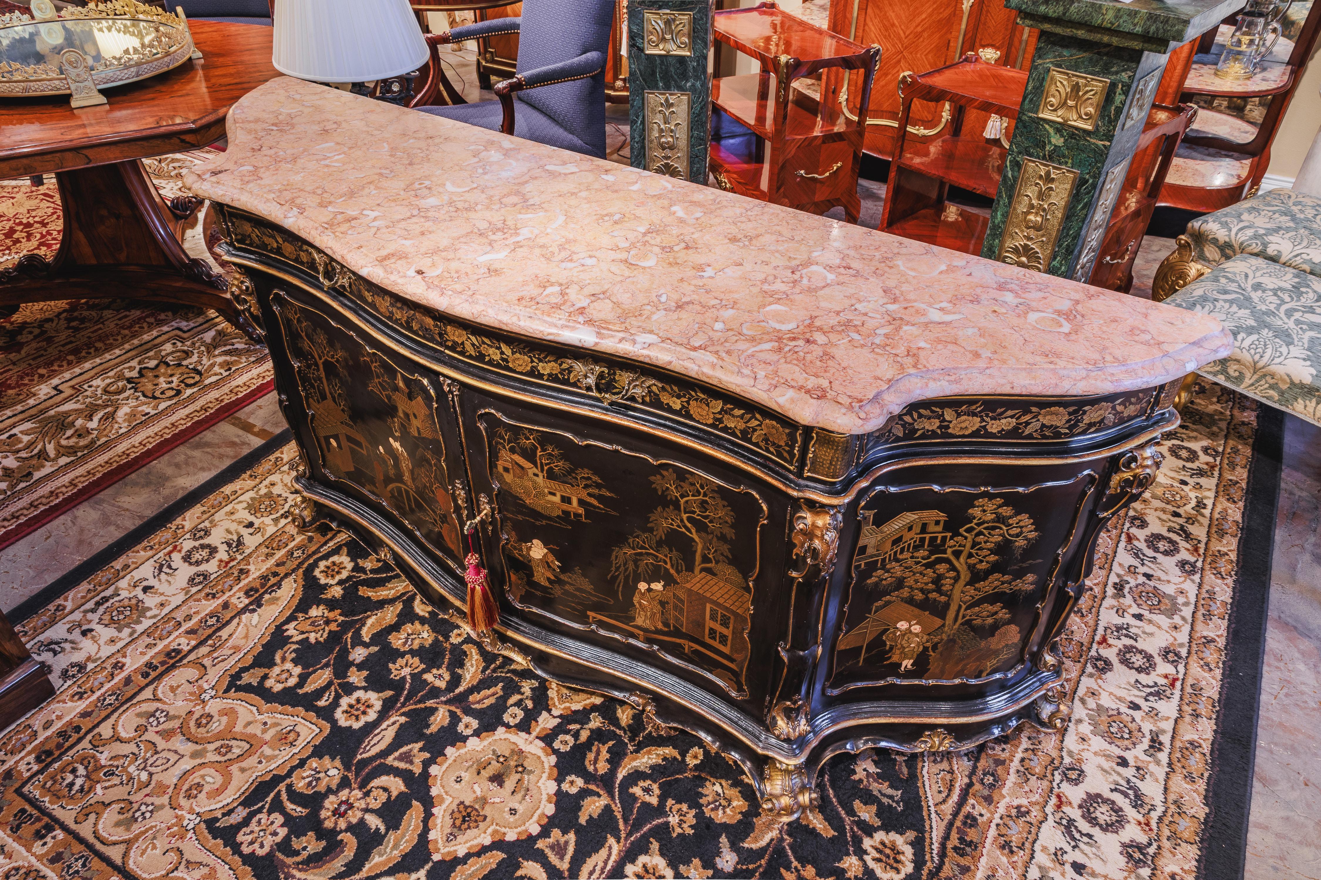 Precioso aparador del siglo XIX con tapa de mármol y decoración Chinoiserie. Asas de bronce en venta 5