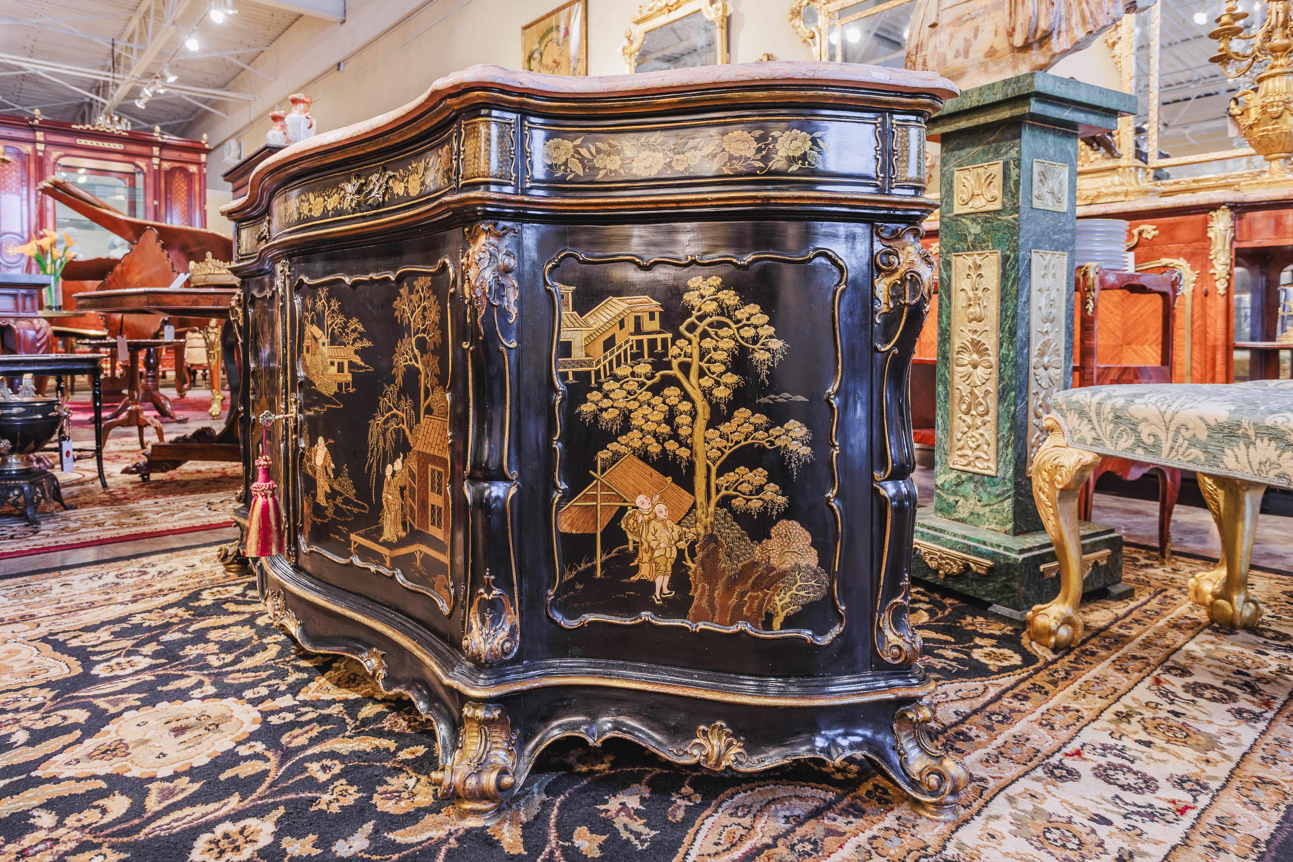 Precioso aparador del siglo XIX con tapa de mármol y decoración Chinoiserie. Asas de bronce Inglés en venta