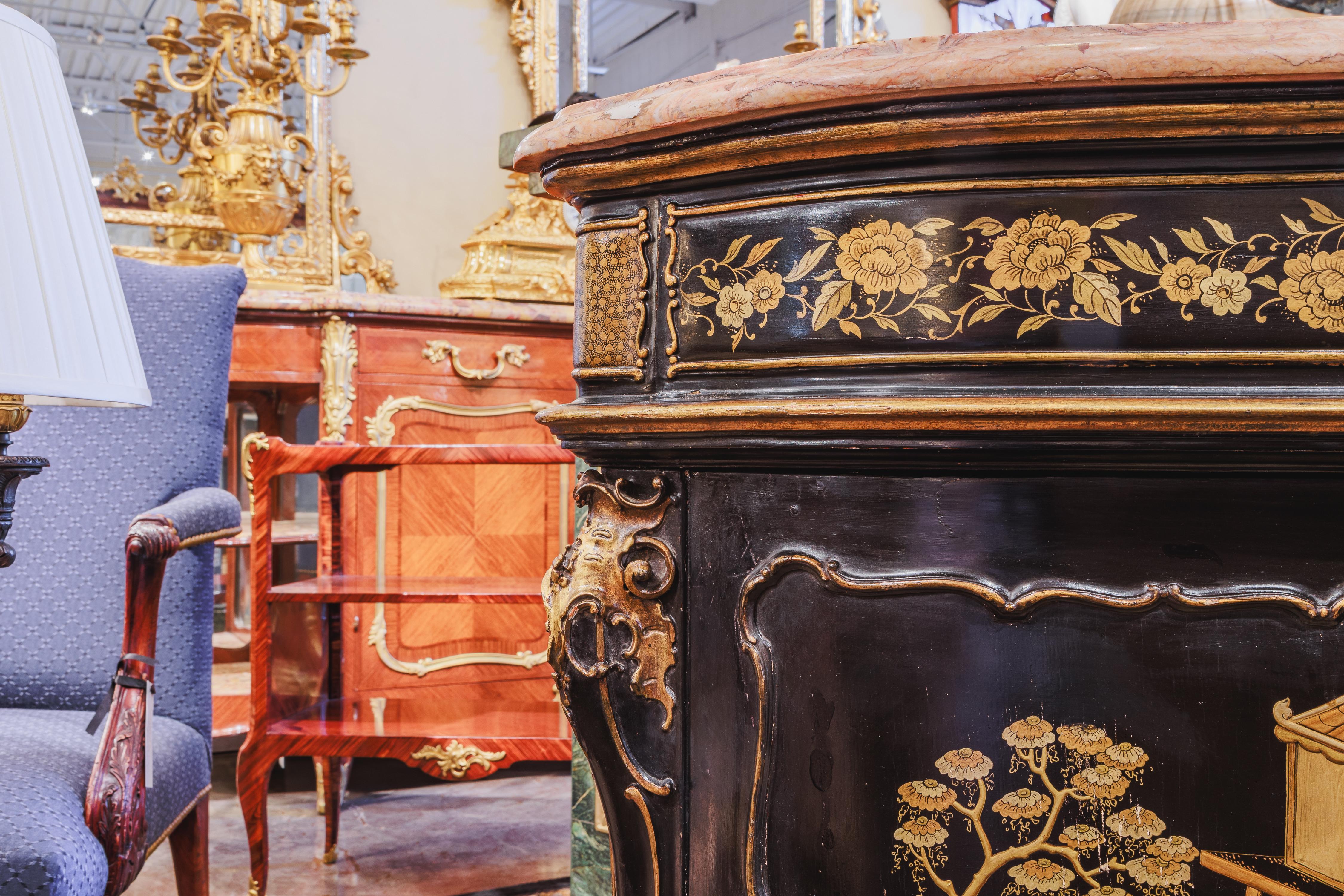 Precioso aparador del siglo XIX con tapa de mármol y decoración Chinoiserie. Asas de bronce en venta 1