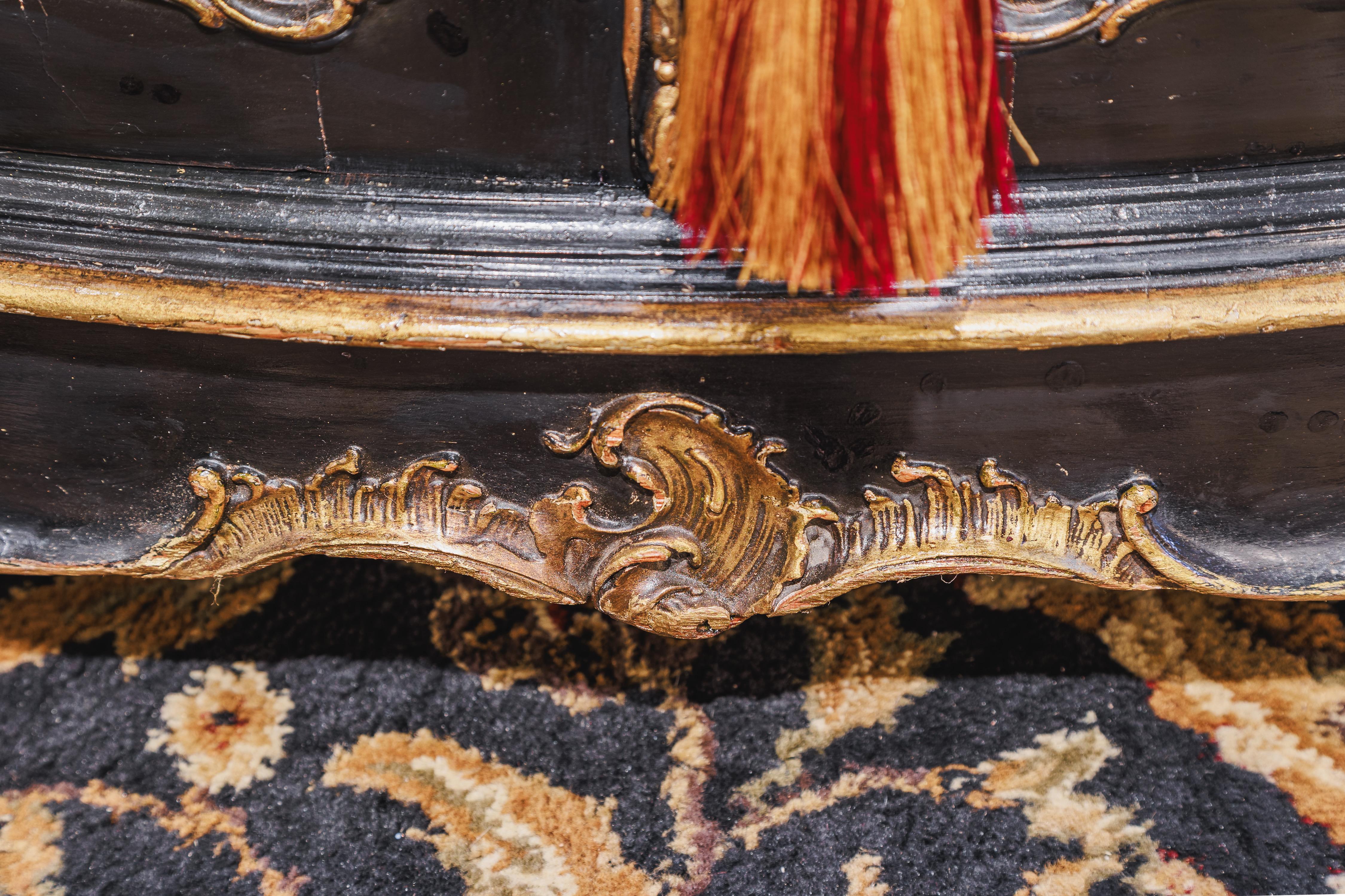 Precioso aparador del siglo XIX con tapa de mármol y decoración Chinoiserie. Asas de bronce en venta 2