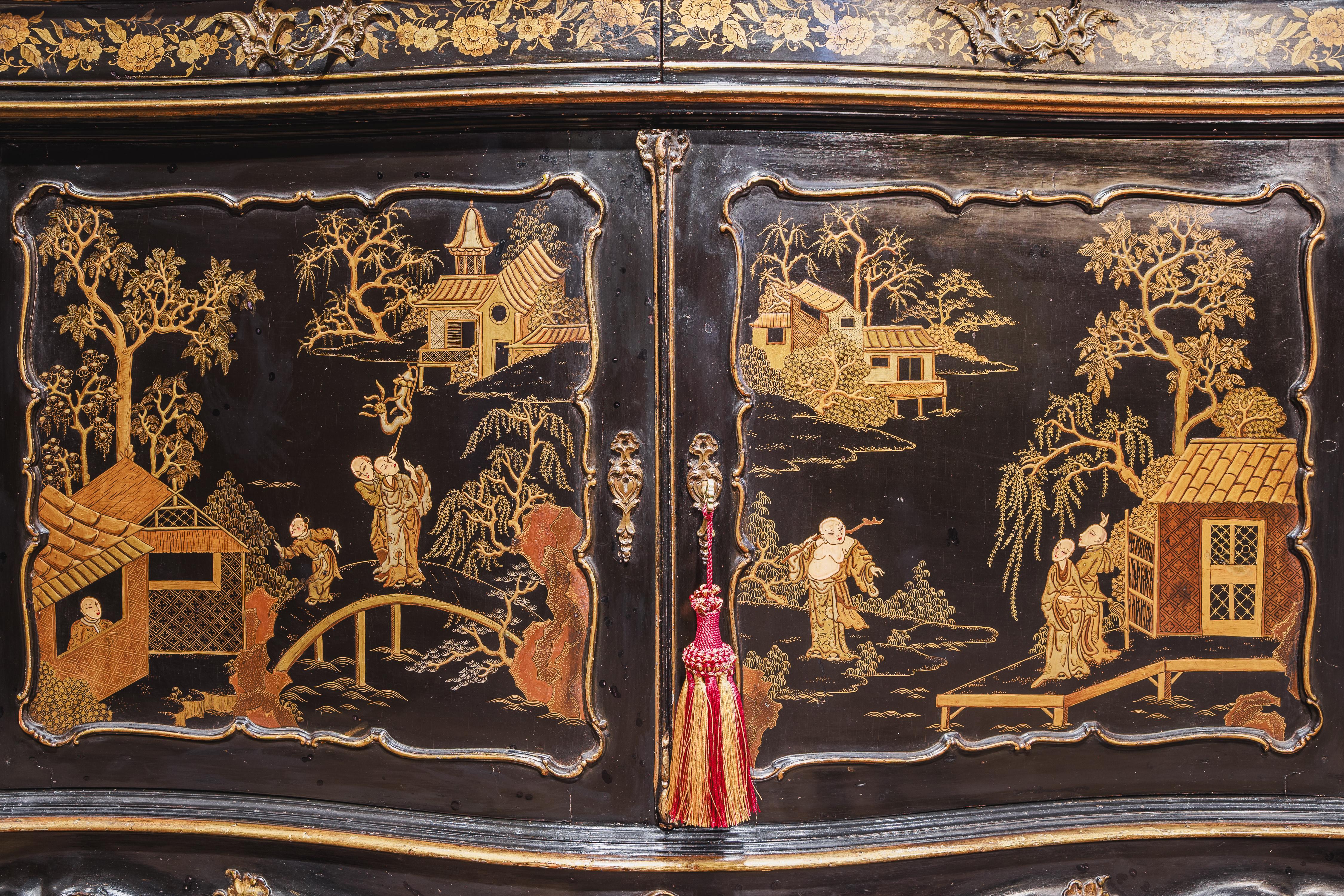 Precioso aparador del siglo XIX con tapa de mármol y decoración Chinoiserie. Asas de bronce en venta 3