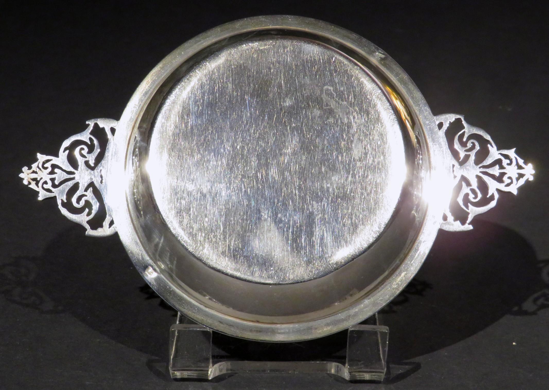 A Fine 19th Century Neoclassical Inspired French Silver Porringer / Tastevin For Sale 2