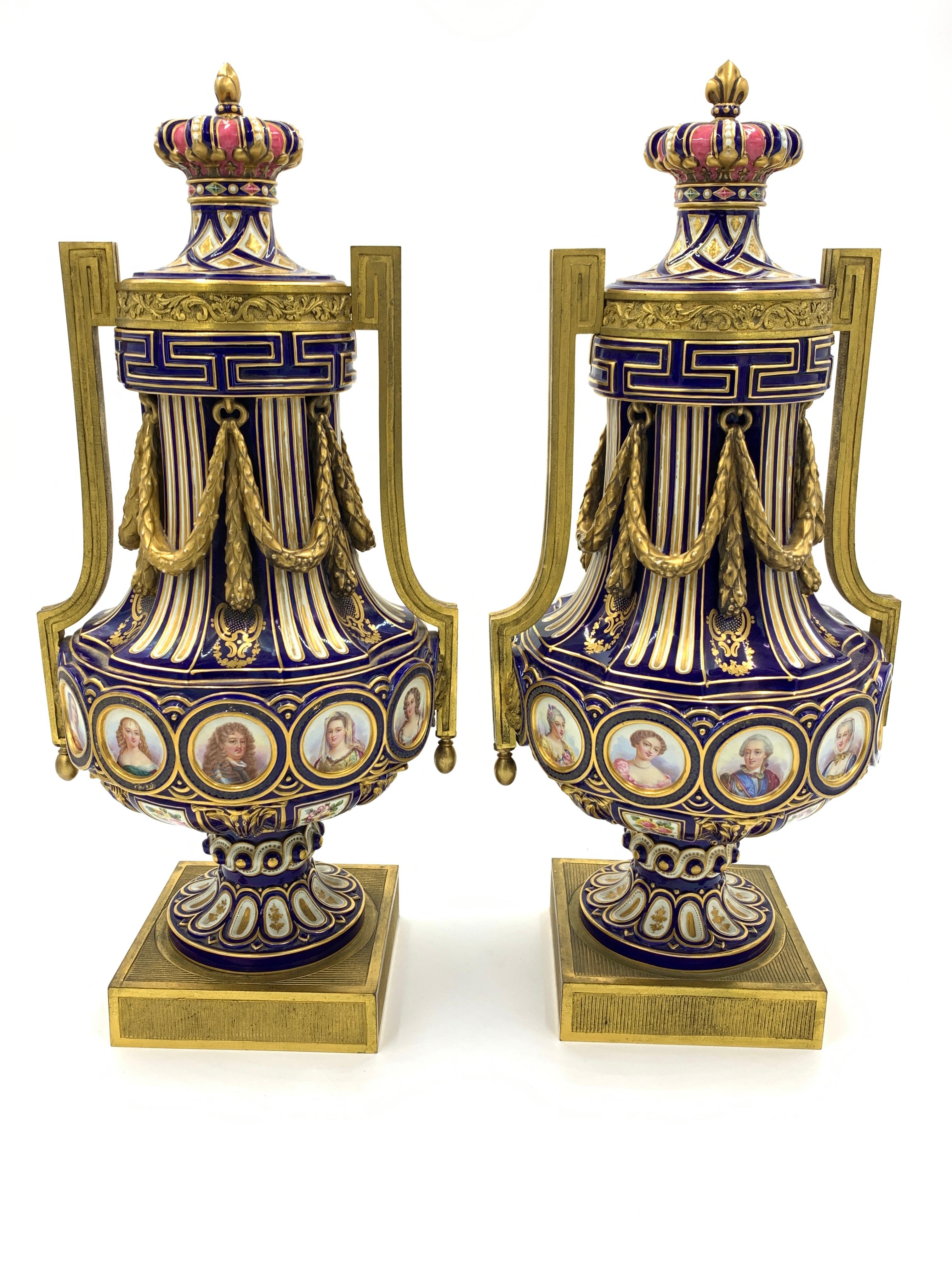 Français Paire de vases en porcelaine de style Sèvres français du 19ème siècle en vente