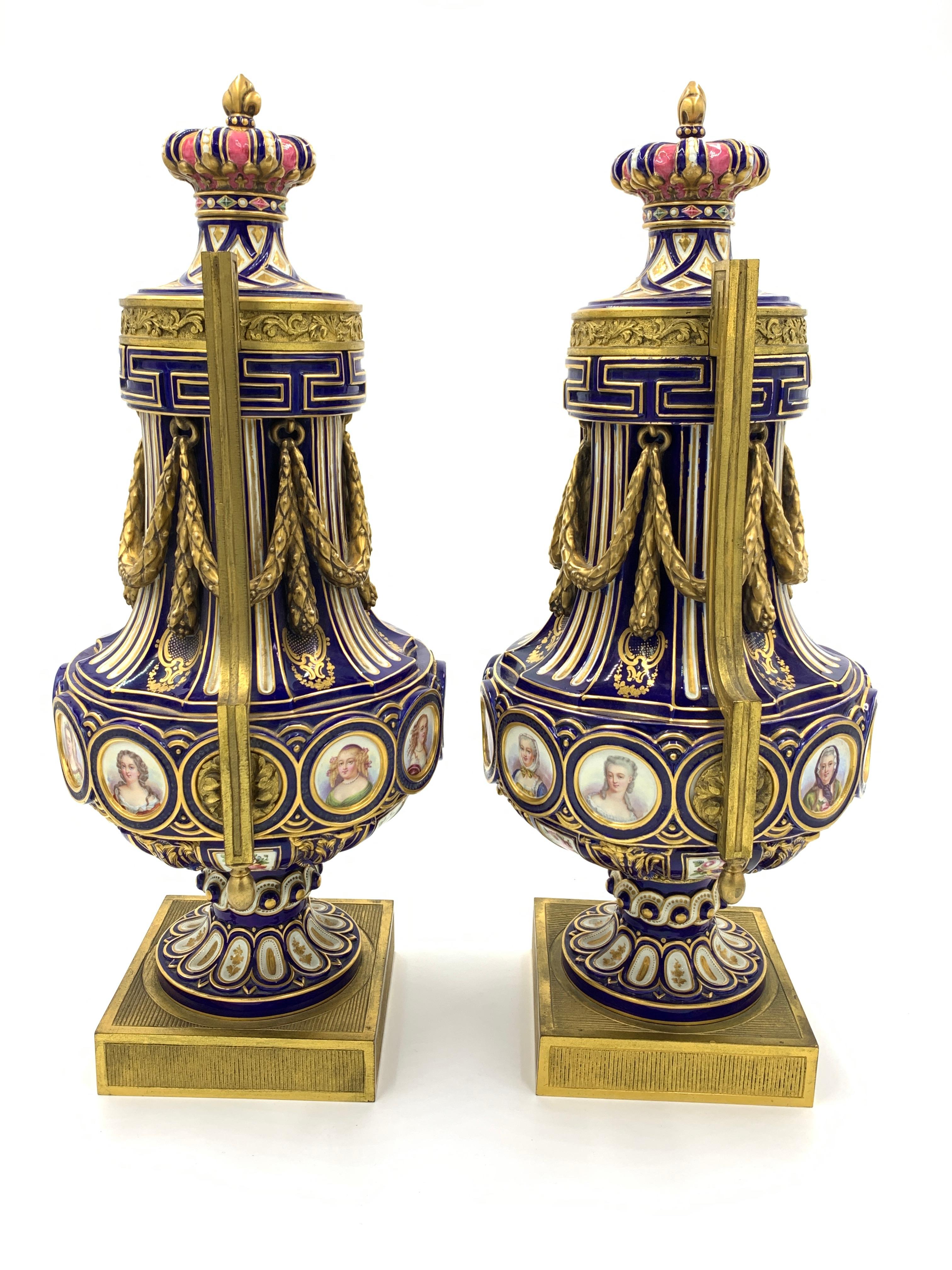 Paire de vases en porcelaine de style Sèvres français du 19ème siècle Bon état - En vente à London, GB