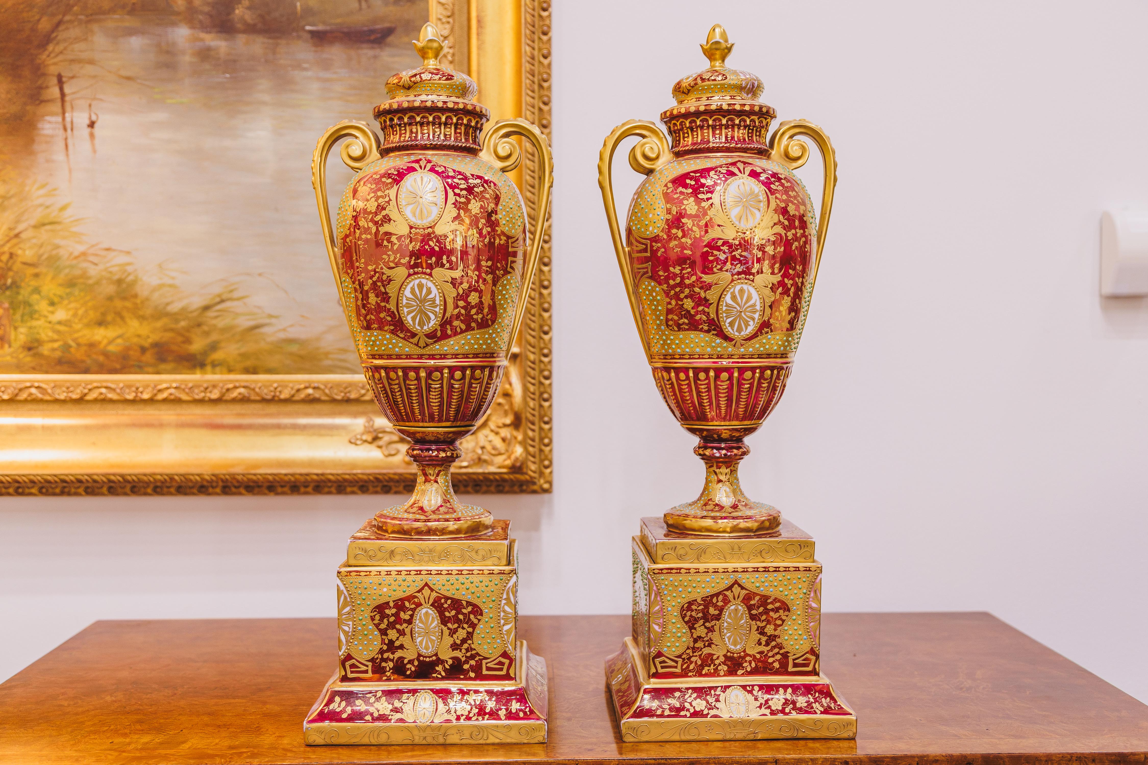 Très belle paire d'urnes en porcelaine autrichienne du XIXe siècle, peintes à la main et signées par le Royal Viennois. Parfait état signé Kaufman