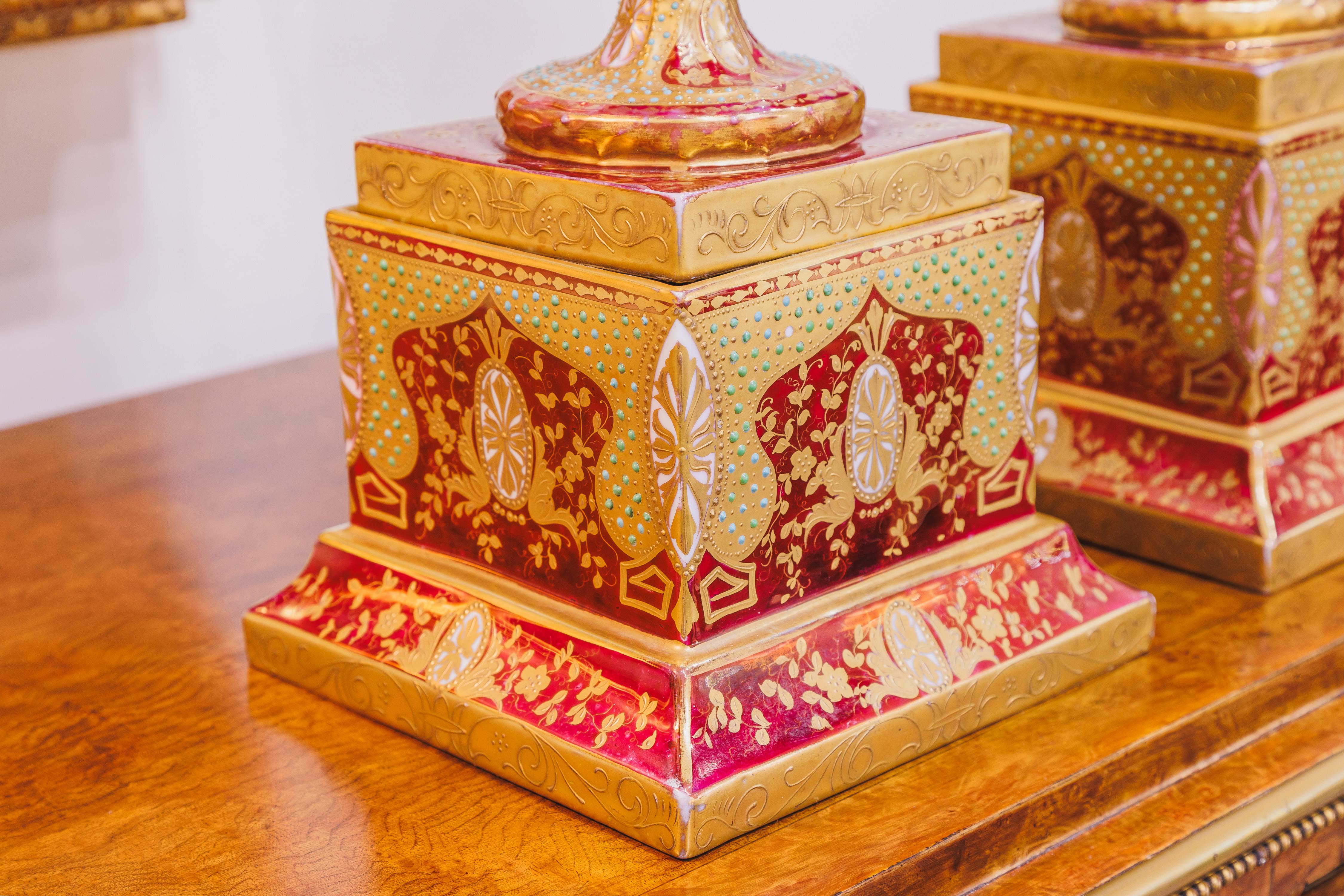 Néoclassique Paire d'urnes royales viennoises à couvercle du XIXe siècle, signées Kaufman en vente