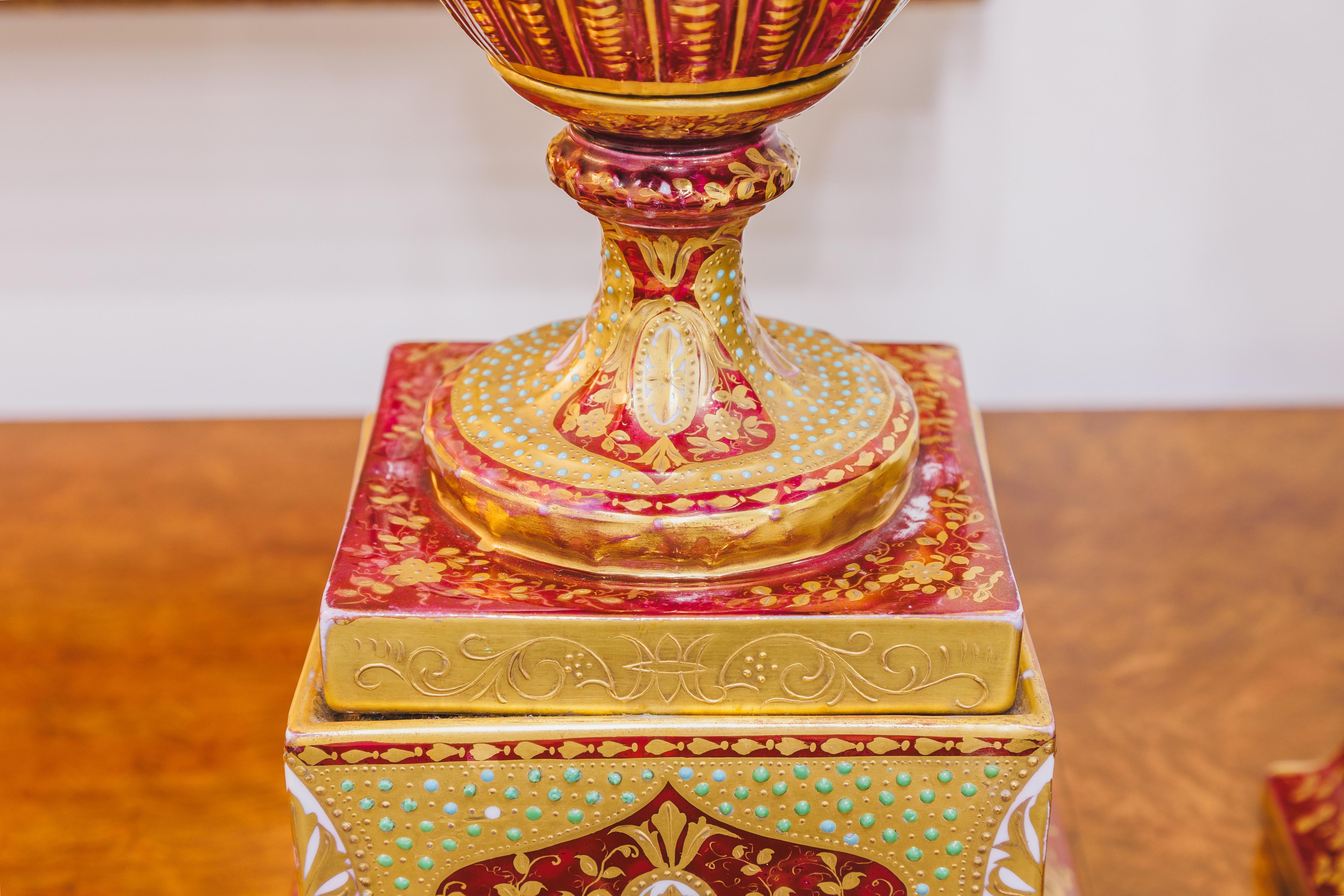 Autrichien Paire d'urnes royales viennoises à couvercle du XIXe siècle, signées Kaufman en vente