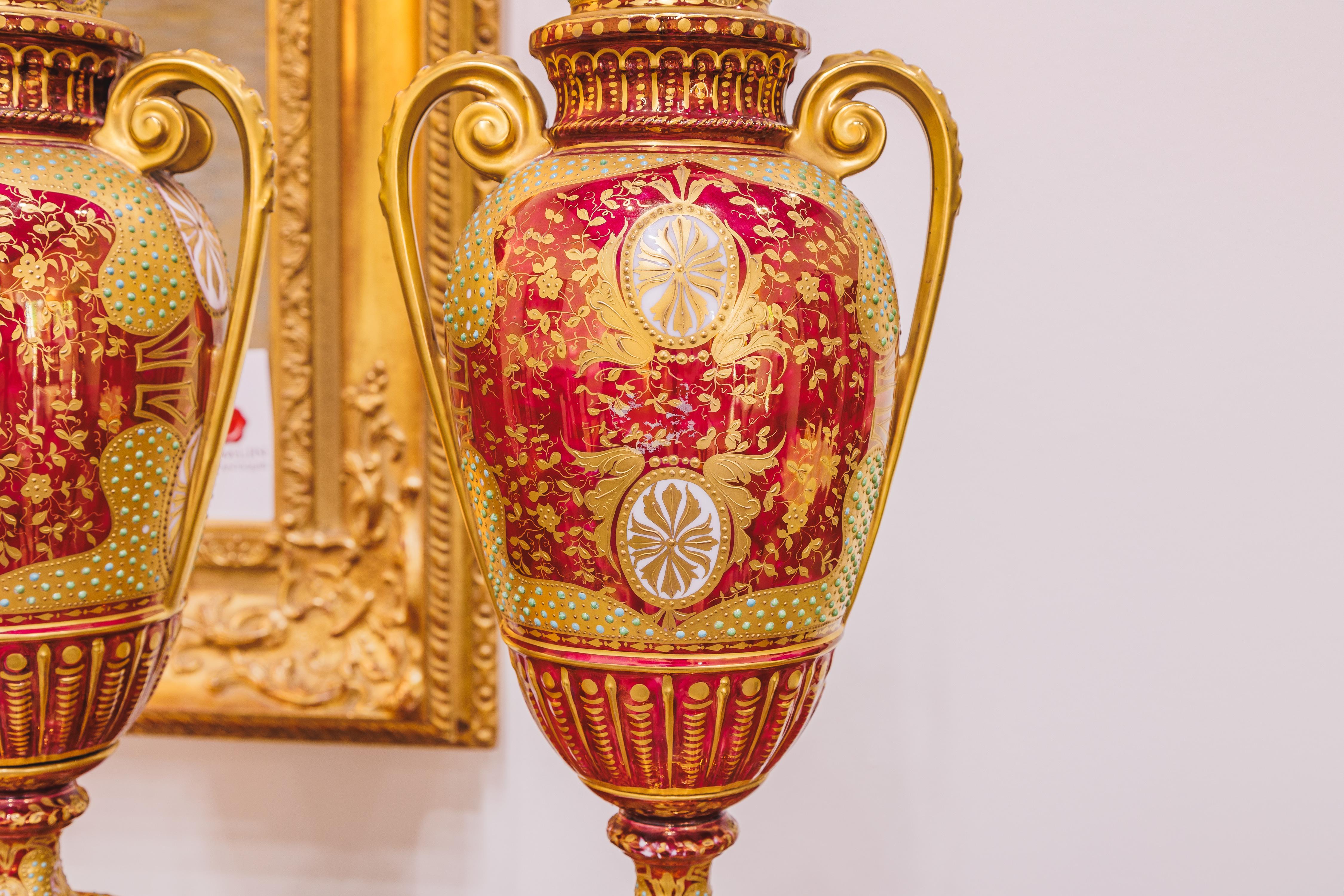 Peint à la main Paire d'urnes royales viennoises à couvercle du XIXe siècle, signées Kaufman en vente