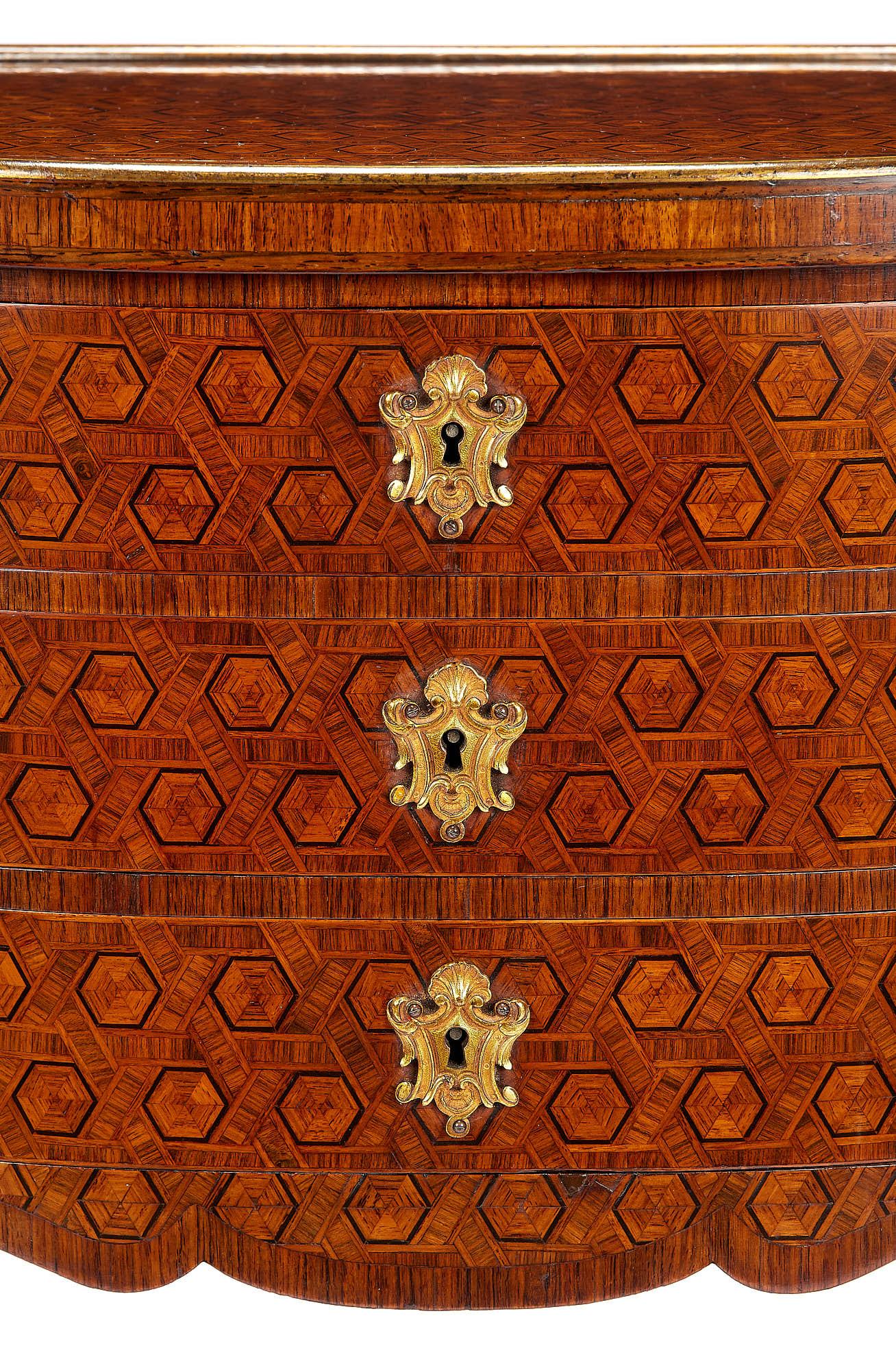 Français Table d'appoint de style transitionnel Louis XV/XVI en parqueterie du 19ème siècle en vente