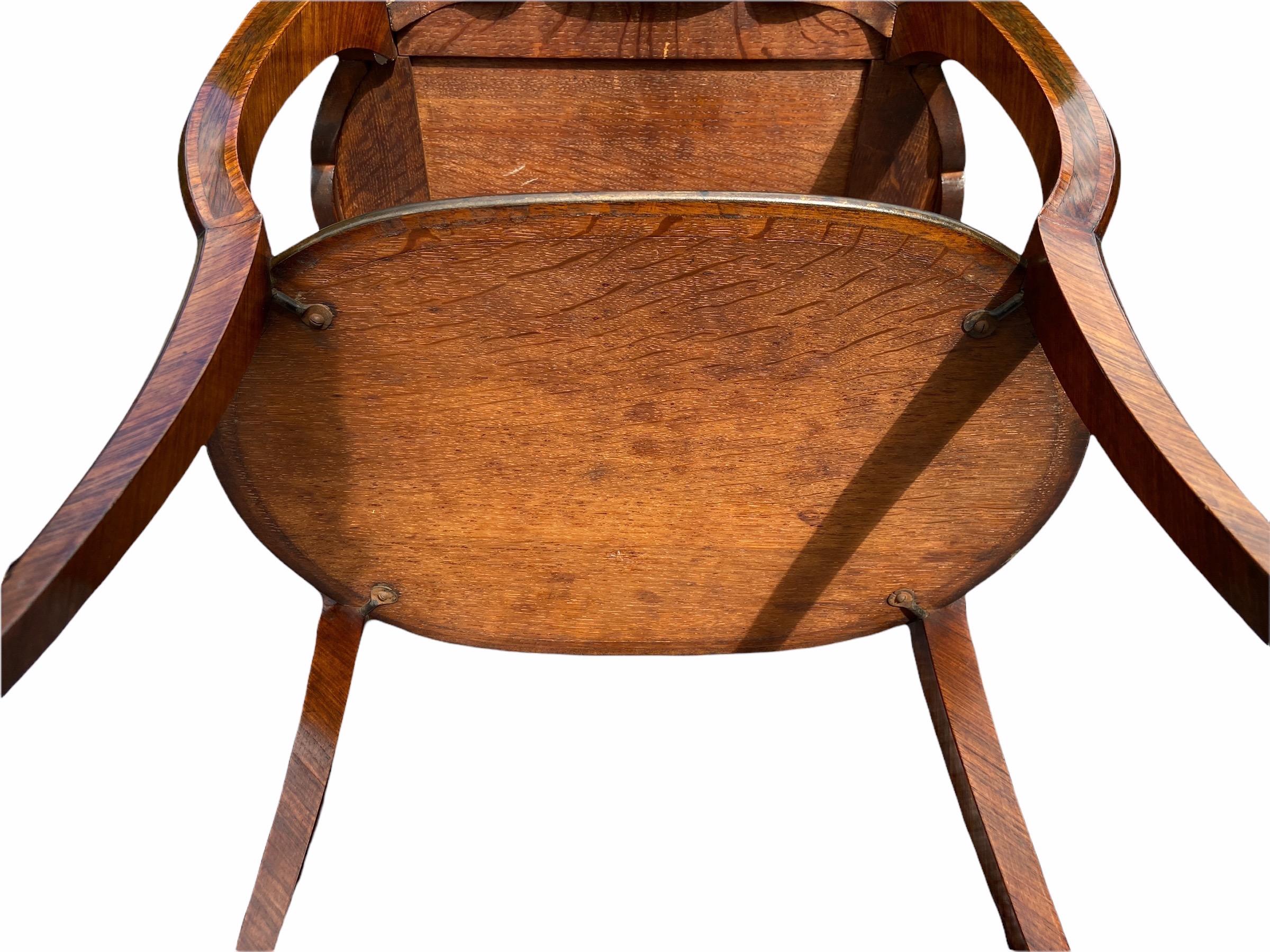 Bronze doré Table d'appoint de style transitionnel Louis XV/XVI en parqueterie du 19ème siècle en vente