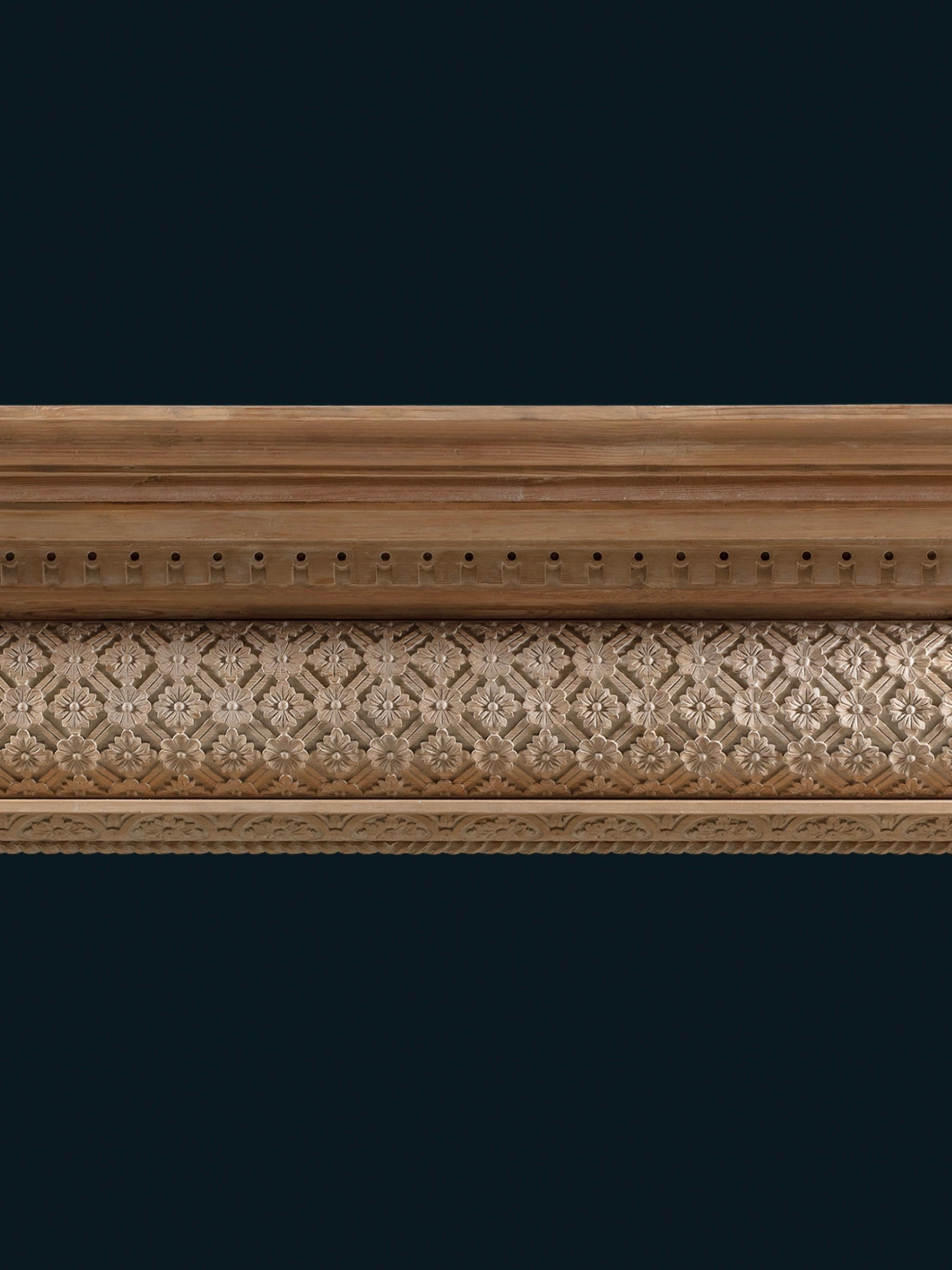 Ein feines Kaminteil aus Kiefernholz aus dem 19. Jahrhundert im George-II-Revival-Stil. Das imposante und elegante geformte Regal wird von einer Zackenleiste getragen. Der geprägte Fries ist mit einer raffinierten kleinen Blume auf einem