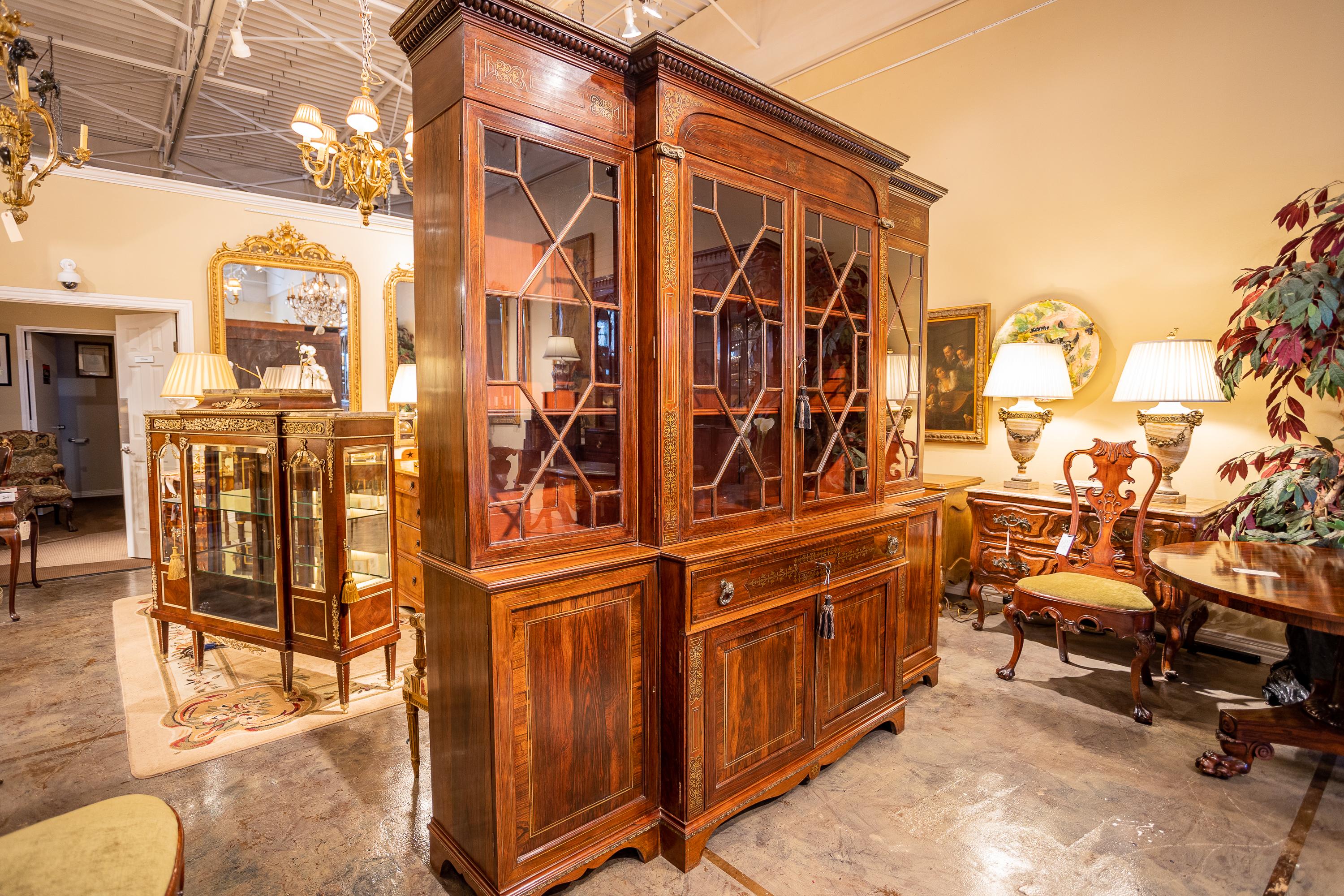 Une belle et rare bibliothèque secrétaire en bois de rose et laiton incrusté de style Régence anglaise du 19e siècle. Qualité supérieure, rangement dans le fond de l'armoire. 