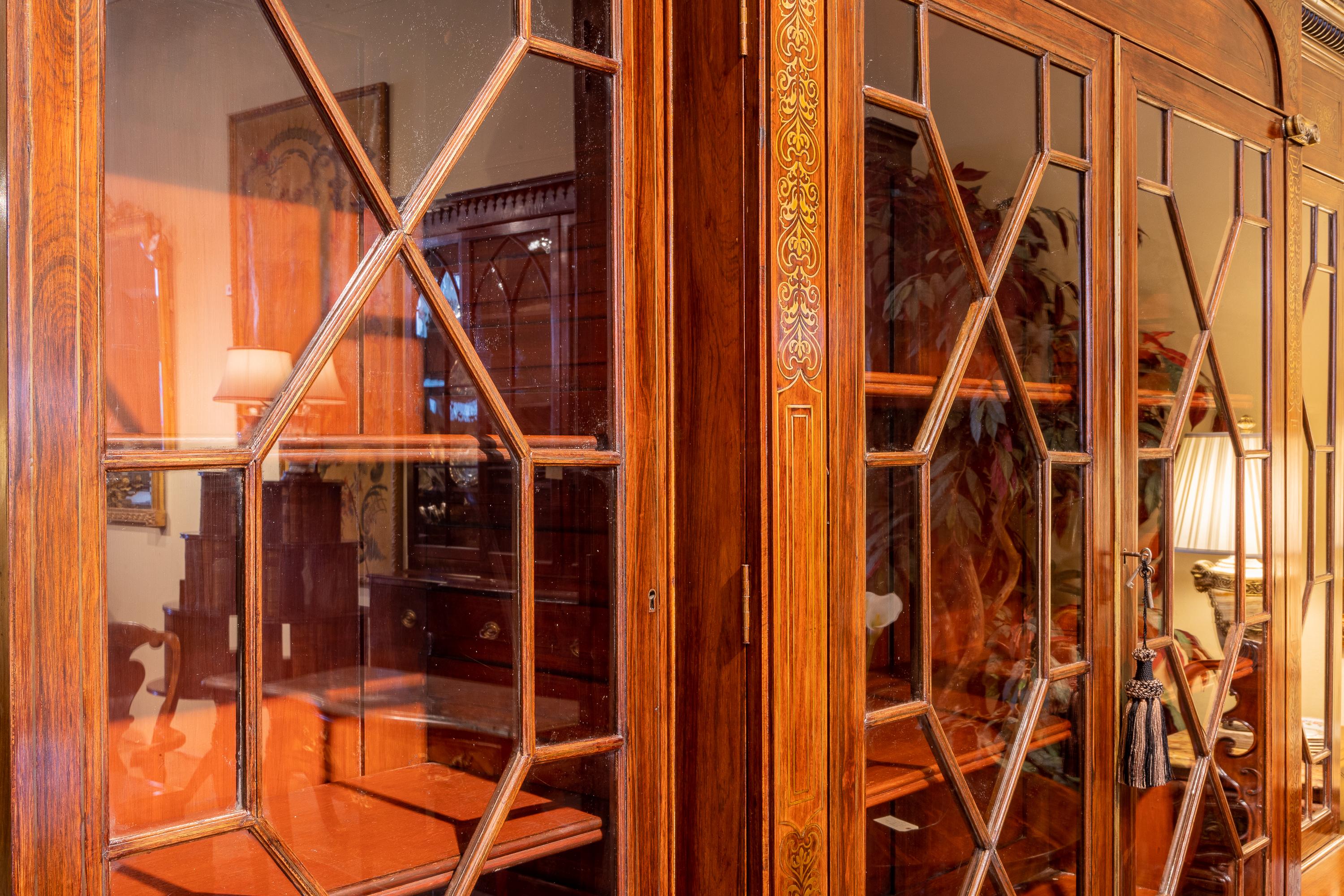 Laiton Secrétaire de bibliothèque en palissandre et laiton incrusté, d'époque Régence, du XIXe siècle. en vente
