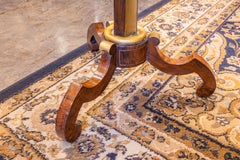 Un bellissimo tavolino del XIX secolo in stile Regency, in palissandro con intarsi in ottone