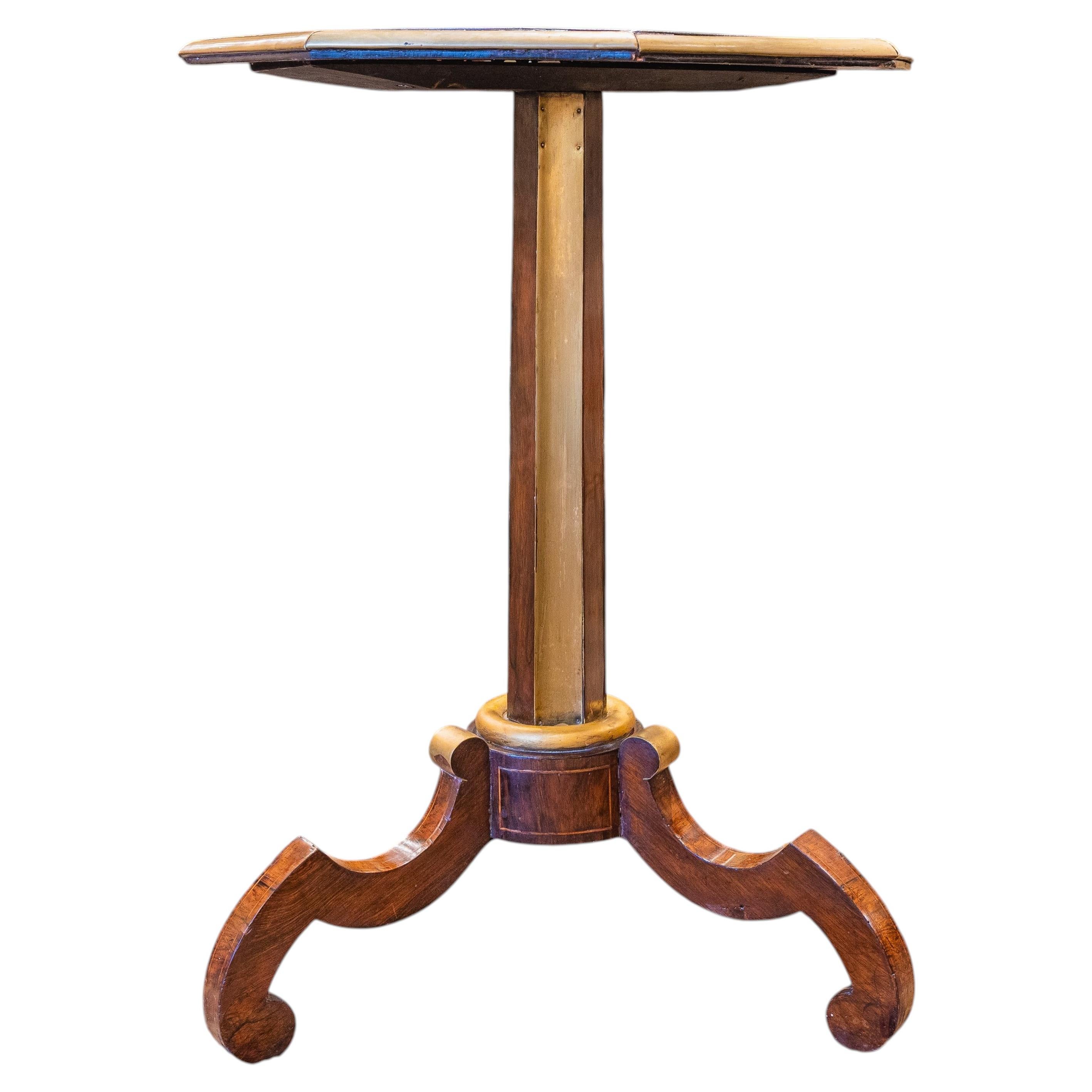 Une superbe table d'appoint du XIXe siècle, de style Régence, en bois de rose et laiton marqueté en vente
