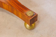 Ein feiner kleiner Tisch aus russischem Mahagoni und Messing aus dem 19.