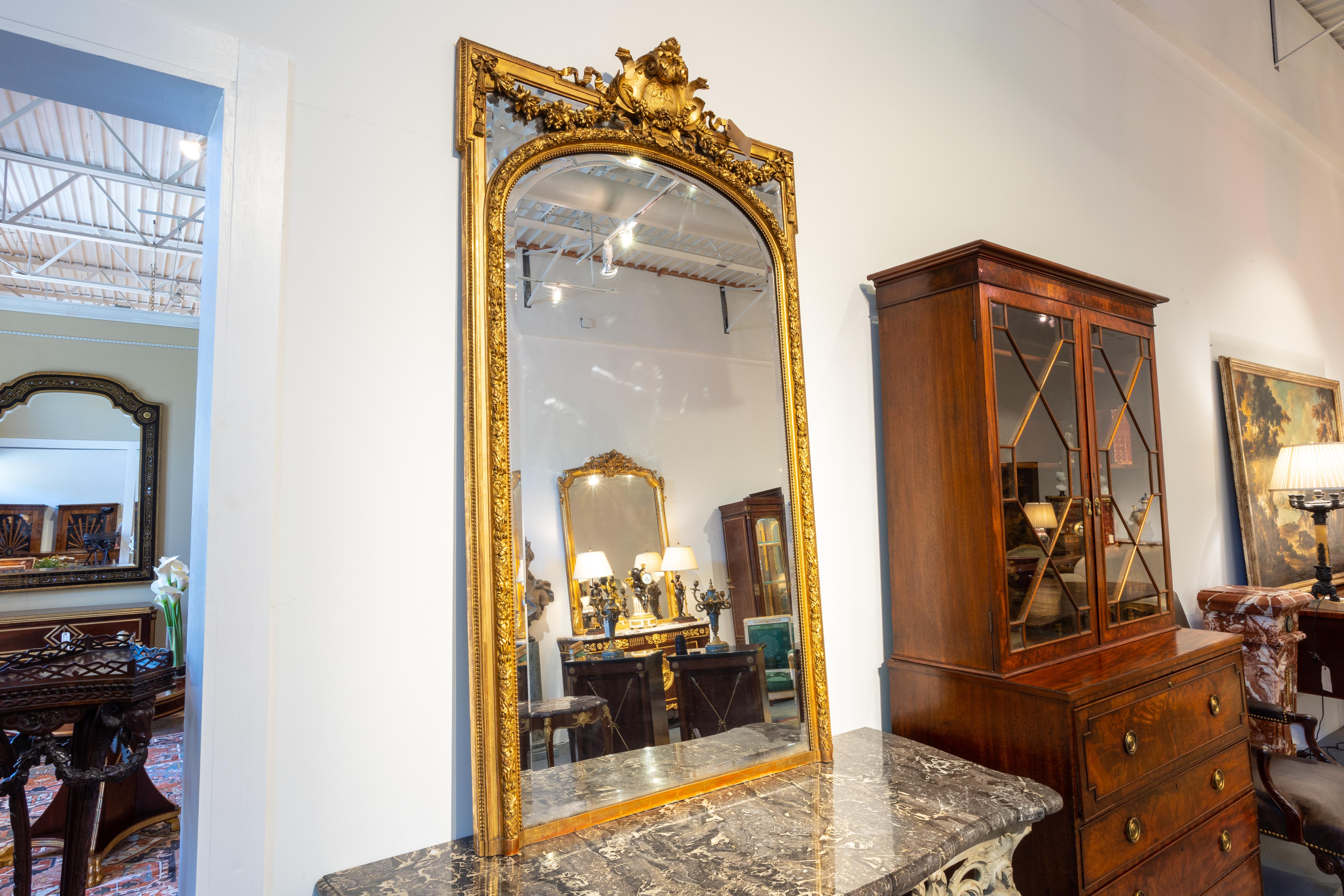 Un grand miroir Louis XVI du 19ème siècle très finement sculpté et doré. Sculptée à la main avec des reflets dorés à l'eau.