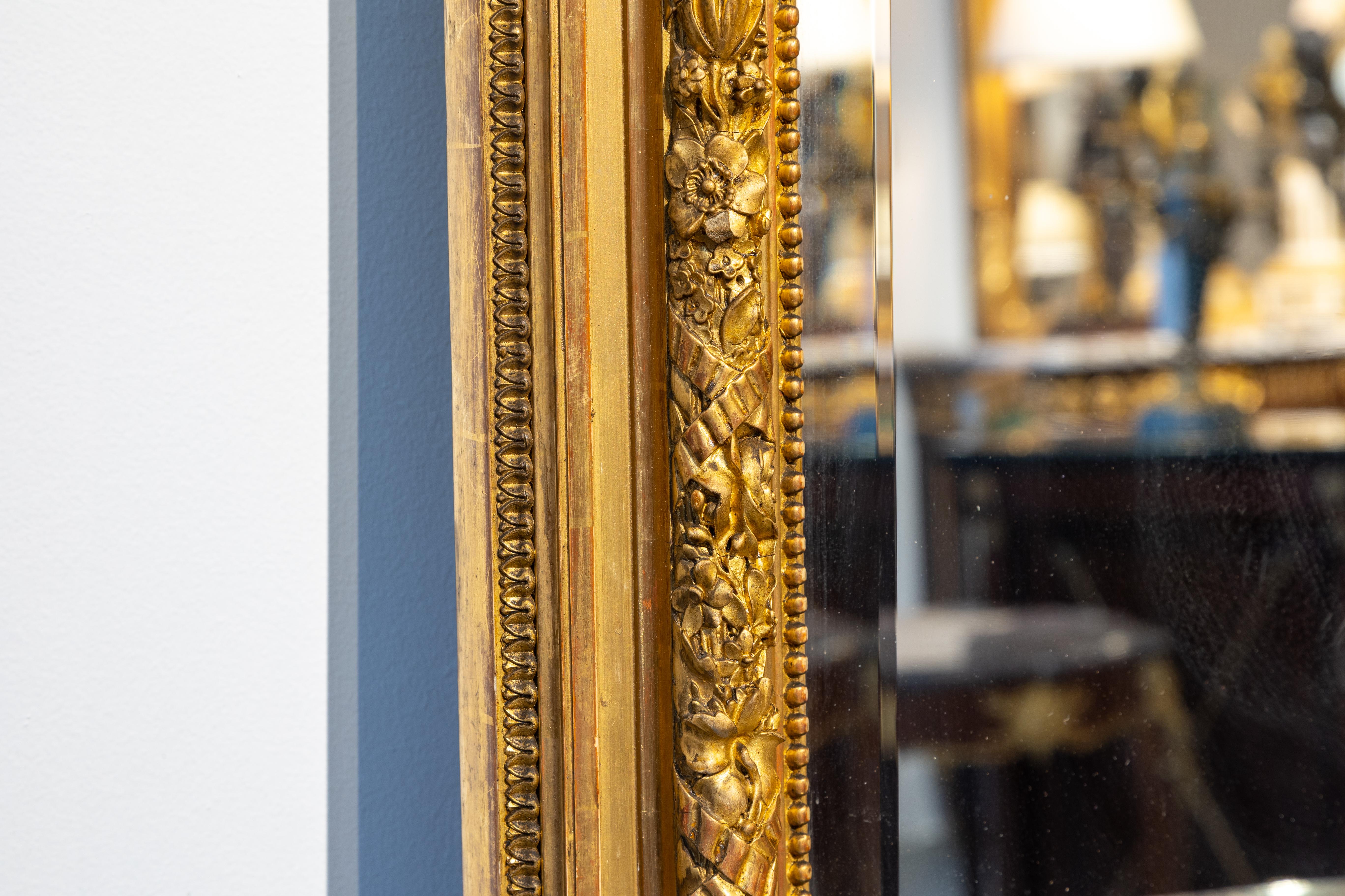 Français Grand miroir Louis XVI français du 19ème siècle, sculpté à la main et doré à l'eau, de Paris en vente