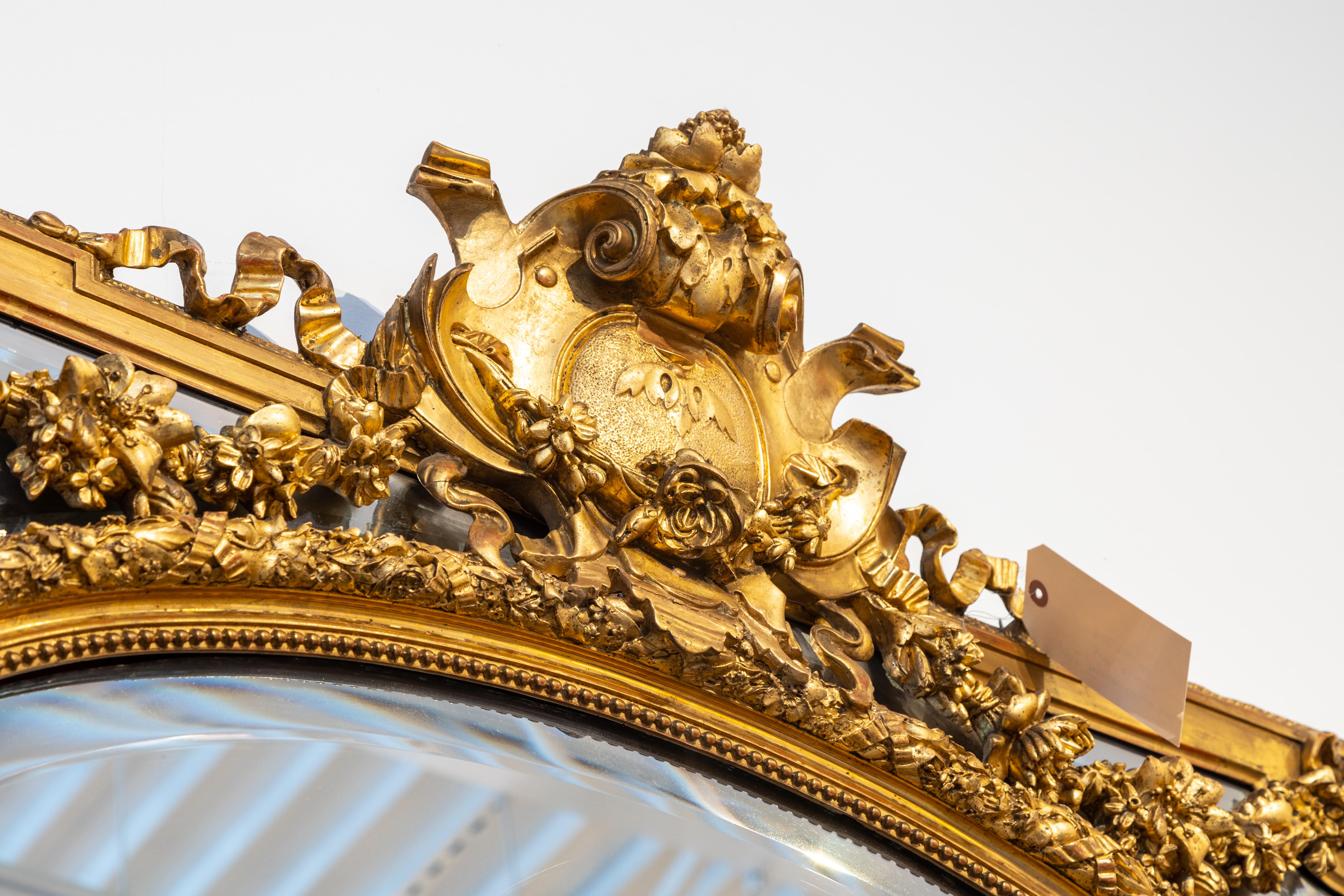 Sculpté à la main Grand miroir Louis XVI français du 19ème siècle, sculpté à la main et doré à l'eau, de Paris en vente