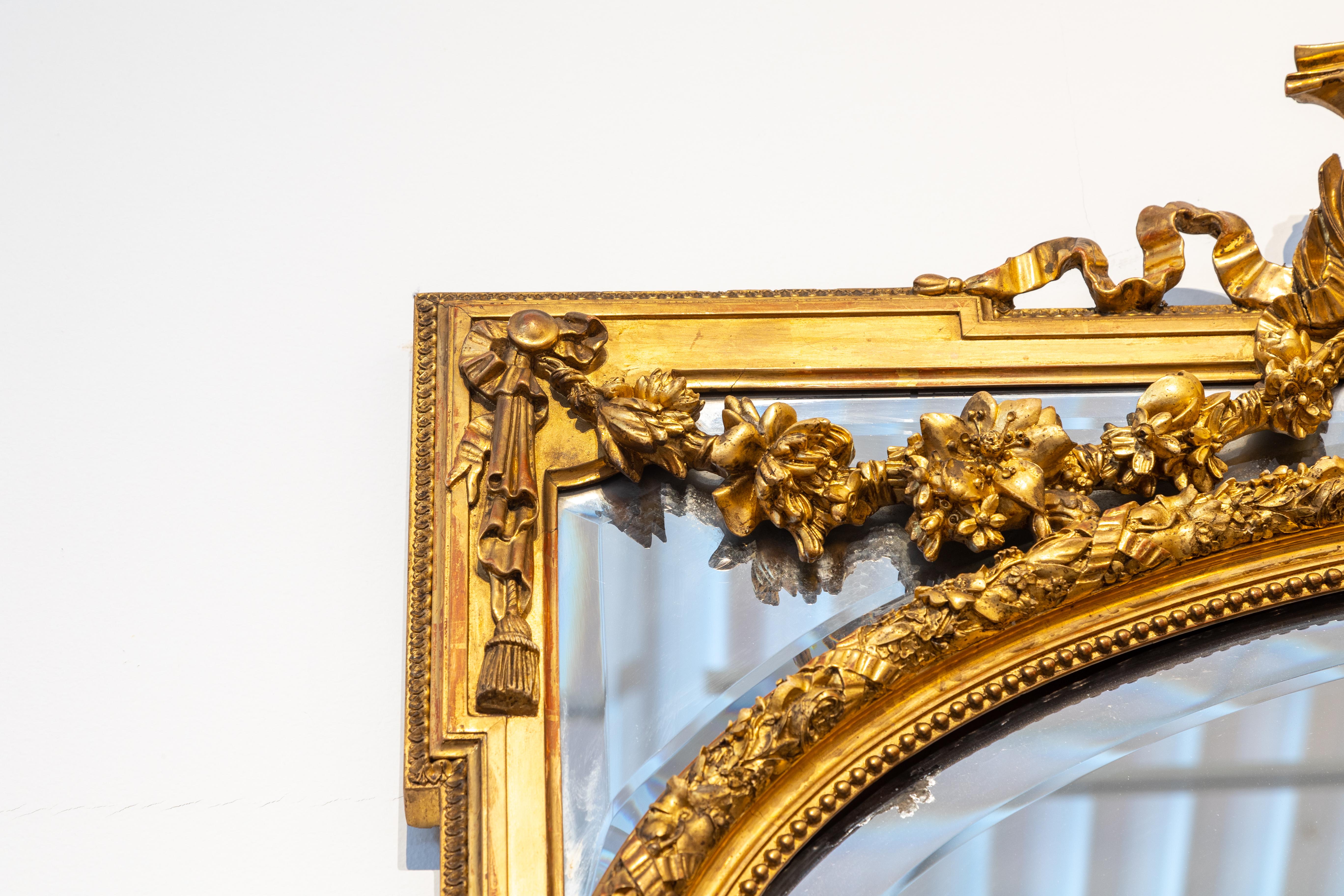Grand miroir Louis XVI français du 19ème siècle, sculpté à la main et doré à l'eau, de Paris Bon état - En vente à Dallas, TX