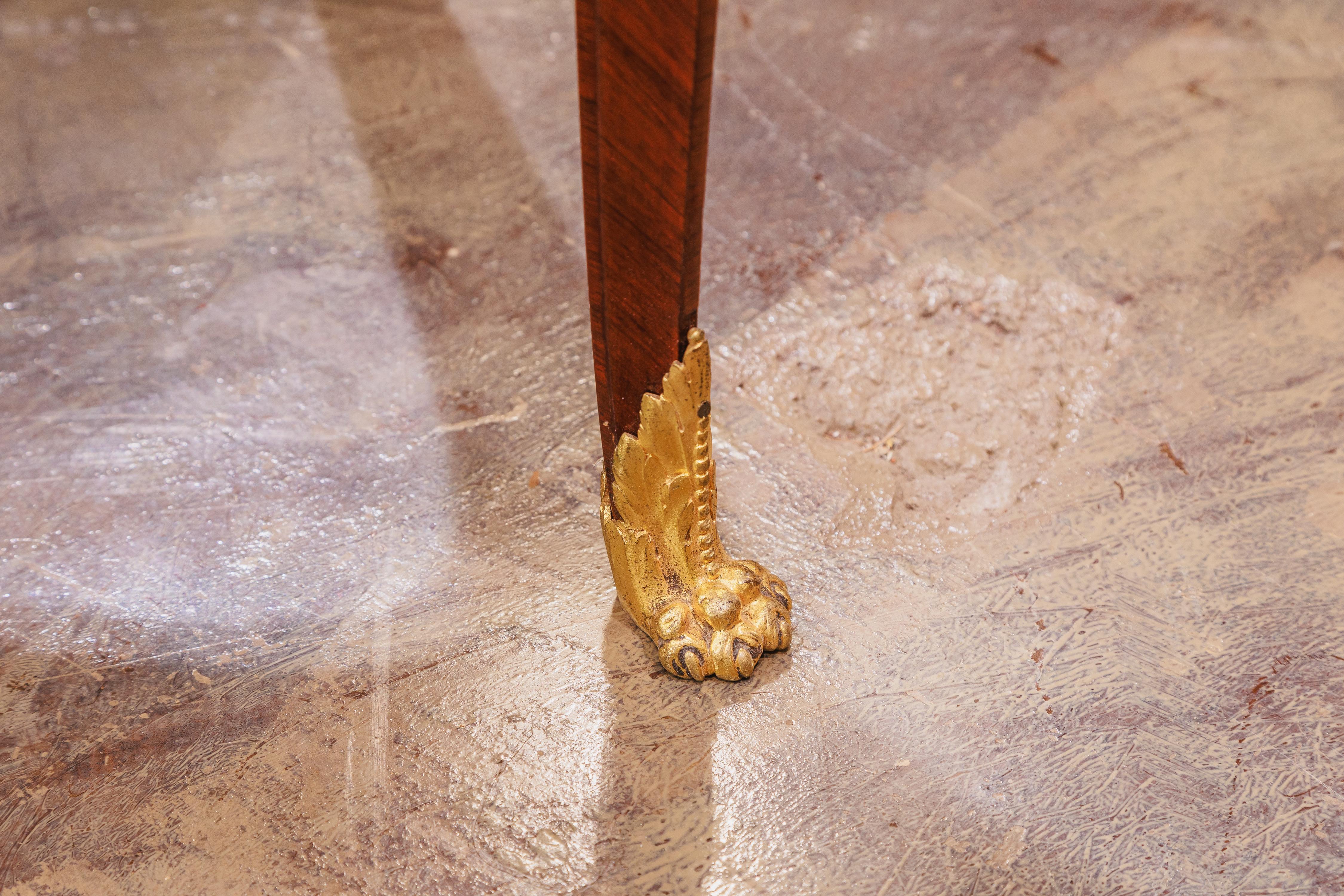 Pregevole scrittoio francese Luigi XVI del XIX secolo in parquet e bronzo dorato. Qualità pregiata firmata Paul Sormani 
