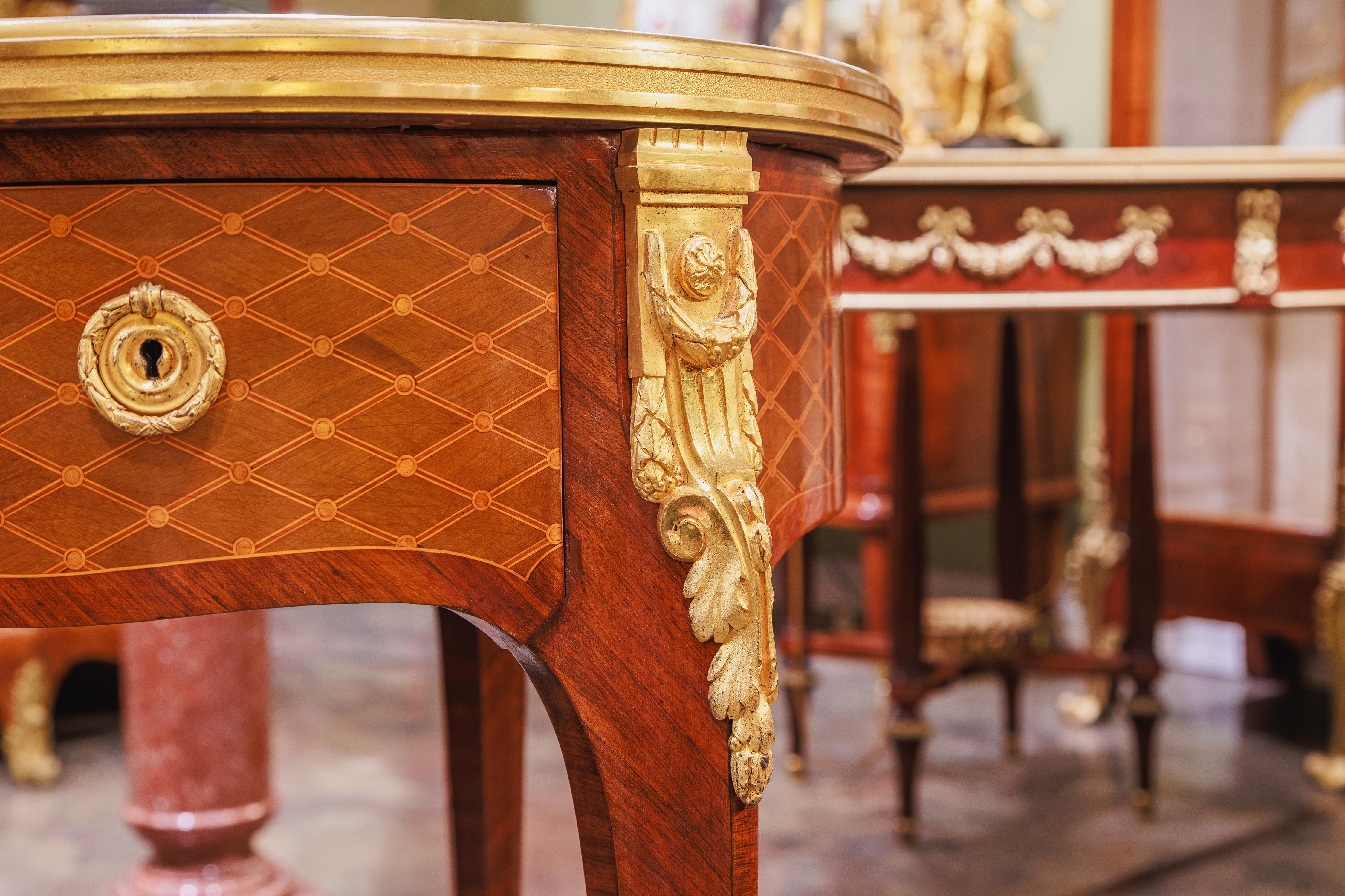 Belle Époque Pregevole scrittoio francese Luigi XVI in legno di Sormani, bronzo dorato. in vendita