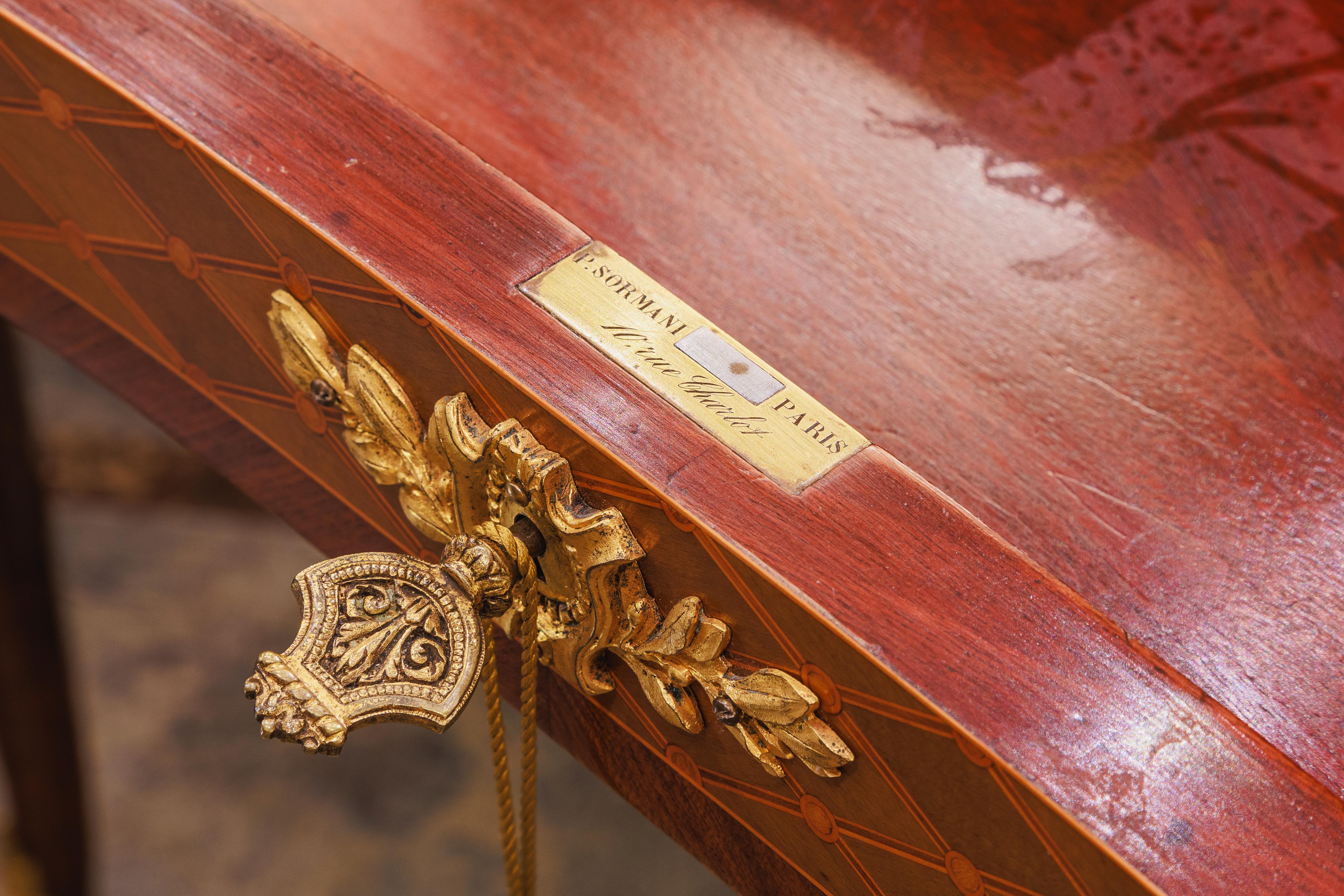 Francese Pregevole scrittoio francese Luigi XVI in legno di Sormani, bronzo dorato. in vendita
