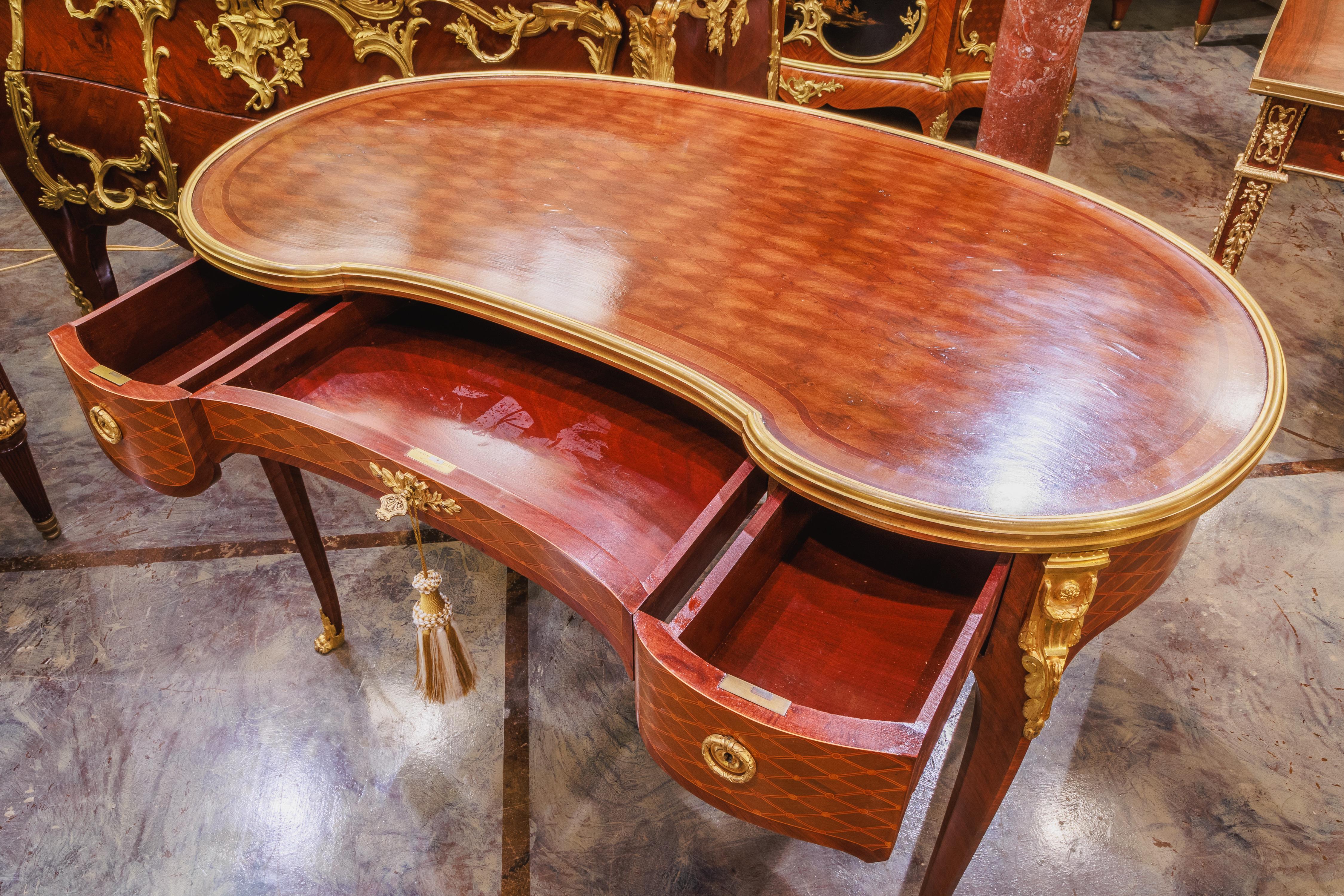 Dorato Pregevole scrittoio francese Luigi XVI in legno di Sormani, bronzo dorato. in vendita