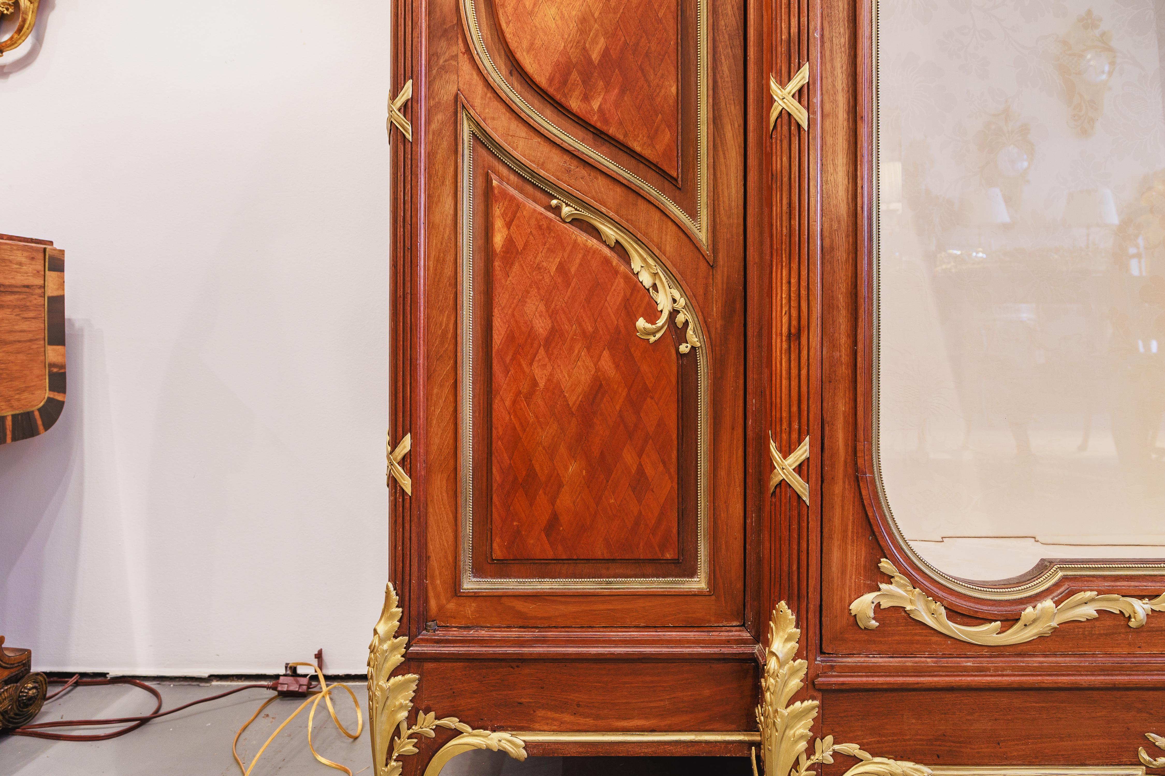 A  fine 19thc French kingwood and gilt bronze mounted vitrine by Haentges Freres In Good Condition For Sale In Dallas, TX
