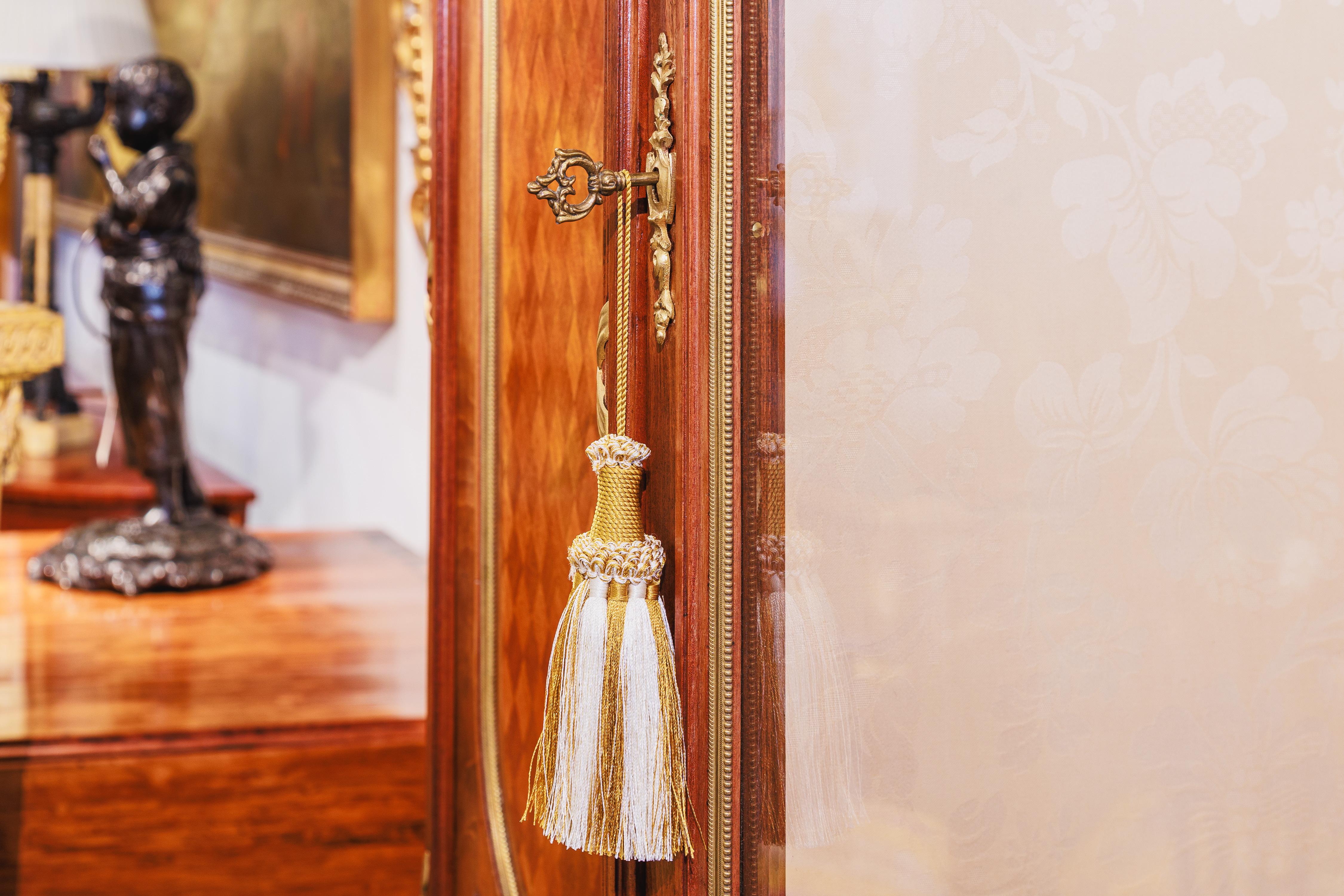 19th Century A  fine 19thc French kingwood and gilt bronze mounted vitrine by Haentges Freres For Sale