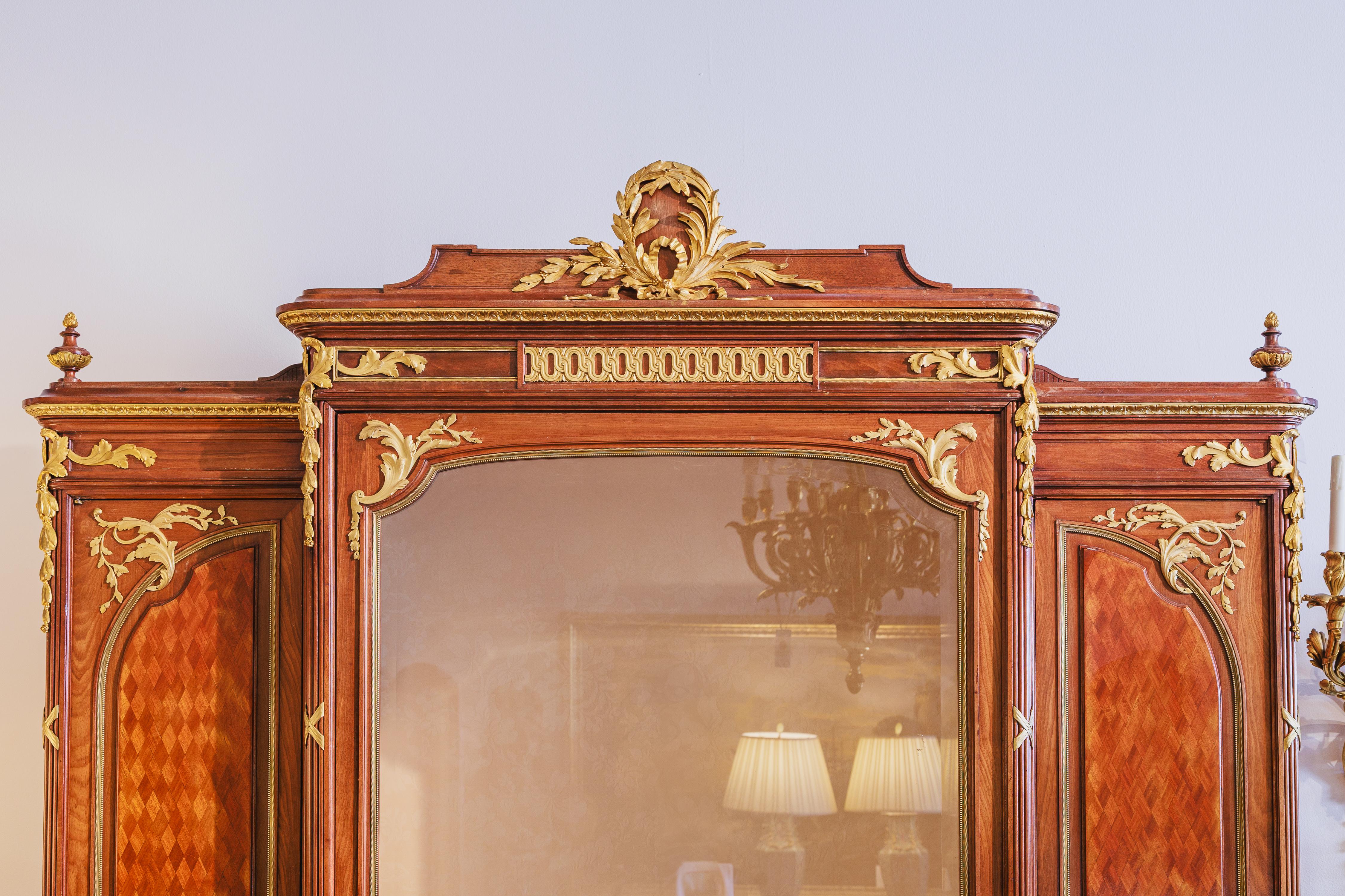 A  fine 19thc French kingwood and gilt bronze mounted vitrine by Haentges Freres For Sale 1