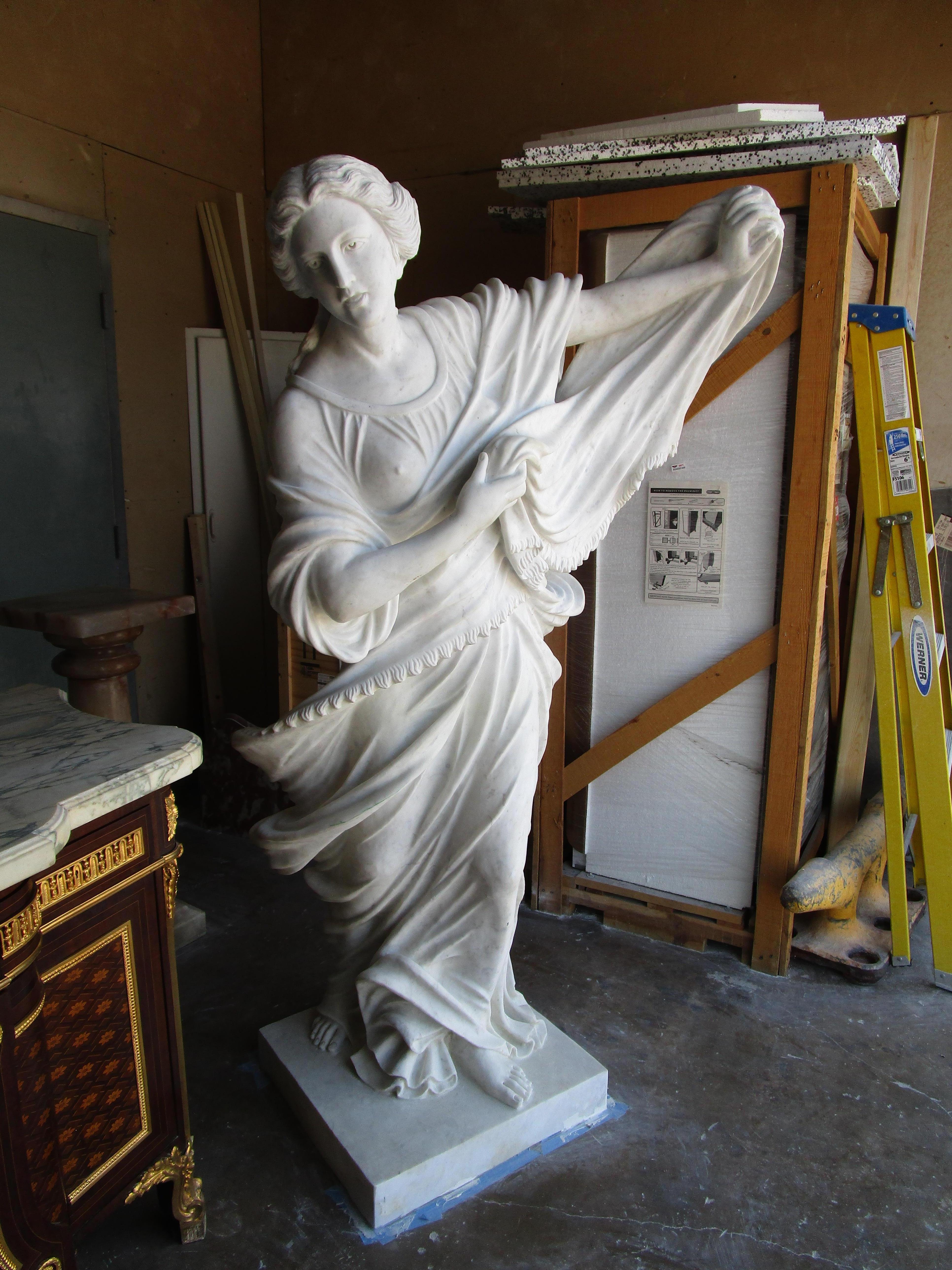 Belle statue en marbre italien de Carrera du XIXe siècle, sculptée à la main et de taille réelle. Peut-être l'une des 4 saisons. Hiver ou automne. Sculpture et détails raffinés. Excellent état 