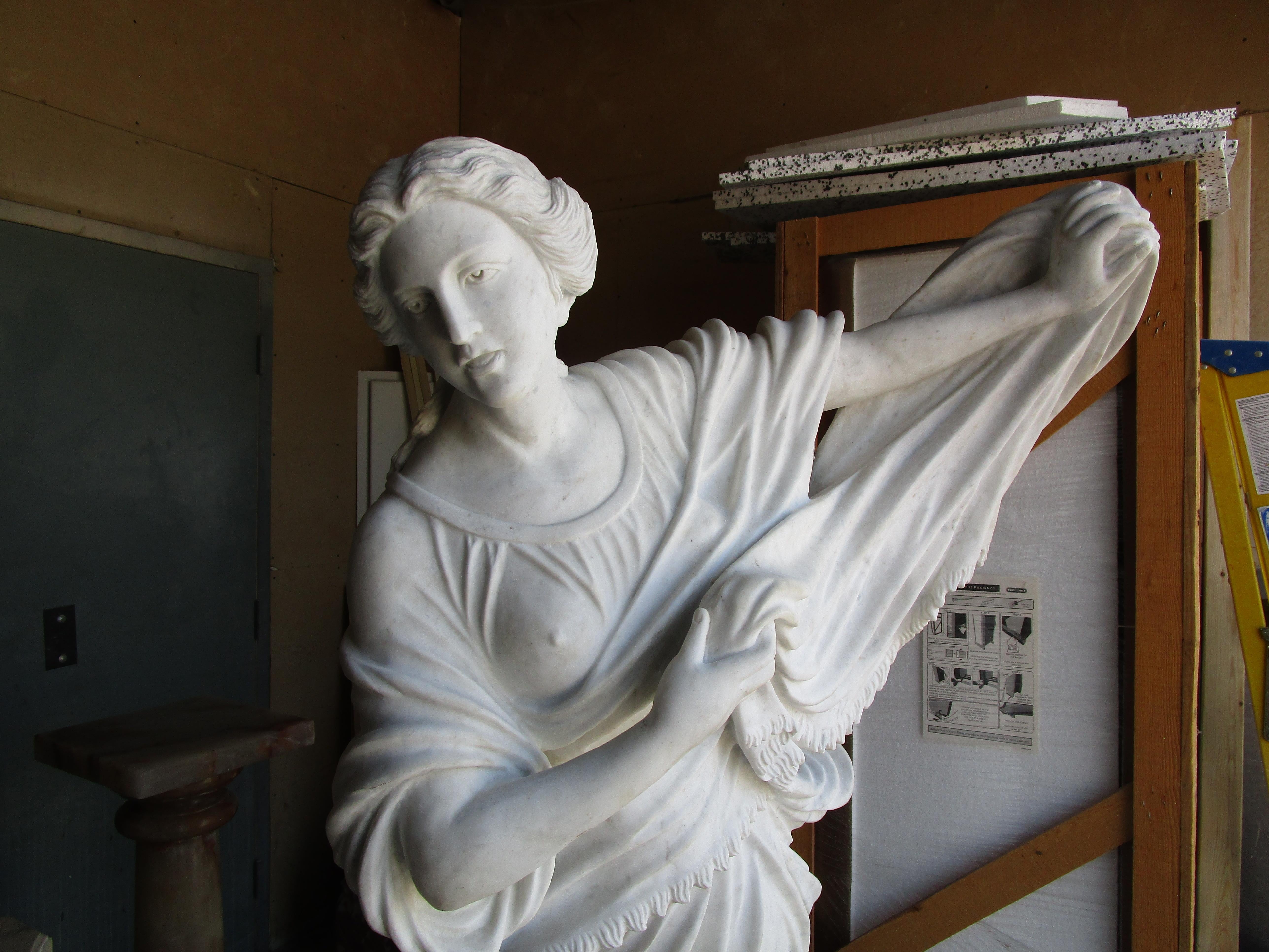 Renaissance Une belle pièce du 19e siècle  Figure sculptée en marbre italien de Carrera, grandeur nature, de  une femme  